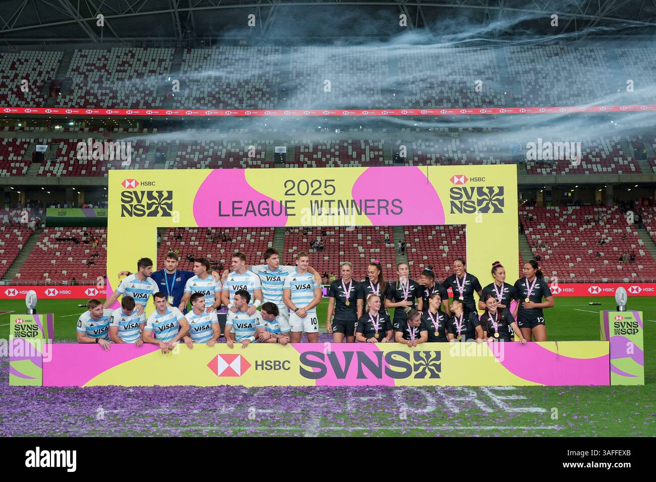 Singapur National Stadium, Singapur. April 2025. HSBC International Rugby Sevens Singapur Tag 2; neuseeländische Frauen und Argentinien warten auf die Trophäenpräsentation für den Sieger der HSBC World Sevens Series 2025. Credit: Action Plus Sports/Alamy Live News Stockfoto