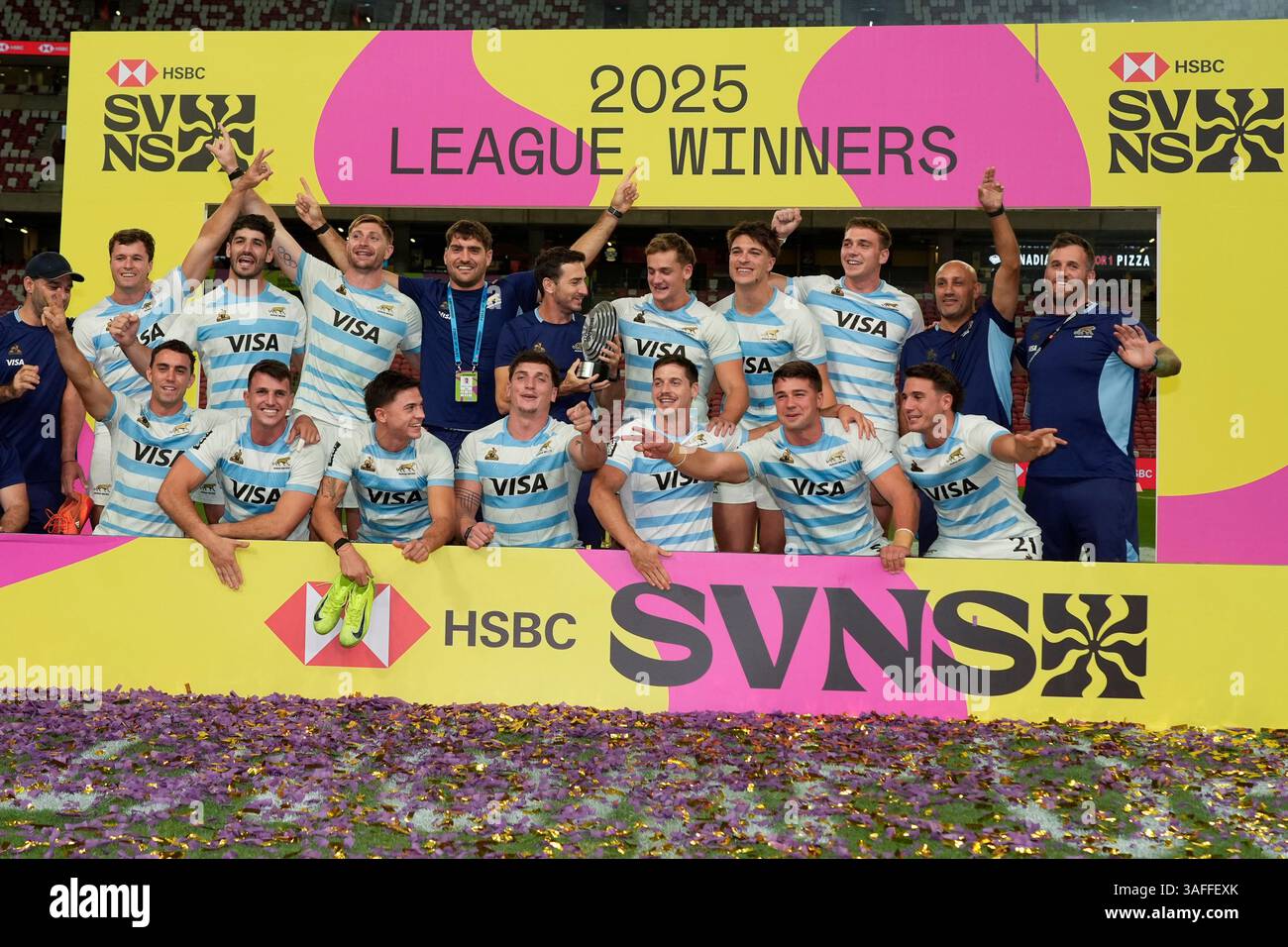 Singapur National Stadium, Singapur. April 2025. HSBC International Rugby Sevens Singapur Tag 2; Argentinien posieren für ein Foto mit ihrer League Trophy für den Gewinn des HSBC World Sevens Credit: Action Plus Sports/Alamy Live News 2025 Stockfoto
