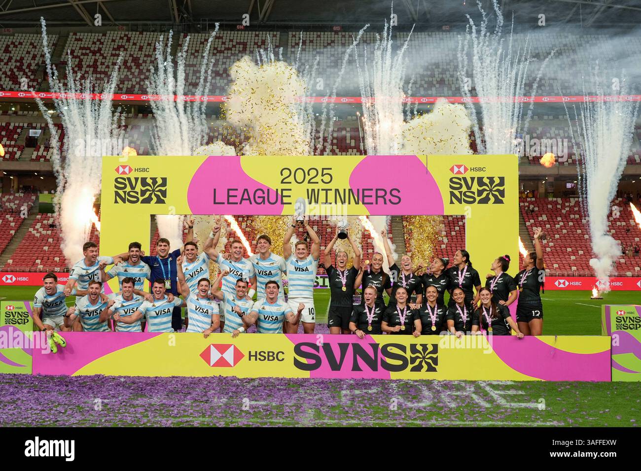 Singapur National Stadium, Singapur. April 2025. HSBC International Rugby Sevens Singapur Tag 2; neuseeländische Frauen und Argentinien heben ihre Trophäen bei der Präsentation des Siegers der HSBC World Sevens Series 2025. Credit: Action Plus Sports/Alamy Live News Stockfoto