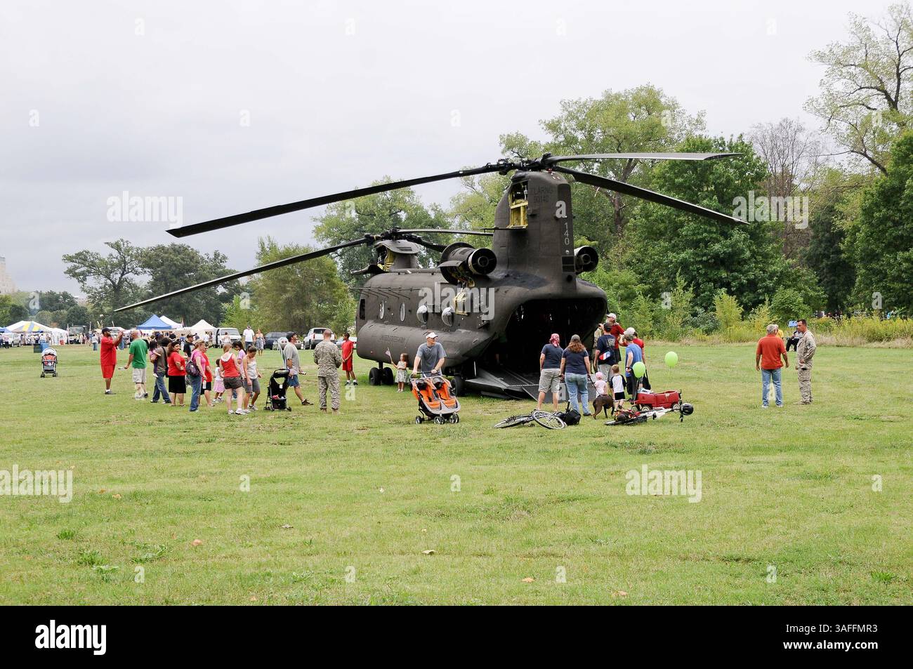 3. September 2012 – St. Louis, Missouri, USA – Besucher treffen sich um ein Transportflugzeug der US Army, um das Flugzeug beim 2. Jährlichen Veterans Festival im Forest Park in St. Louis, Missouri, aus nächster Nähe zu sehen. Das Festival ehrt all jene, die vom revolutionären Krieg bis heute im US-Militär gedient haben. (Bild: © Richard Ulreich/ZUMApress.com) Stockfoto