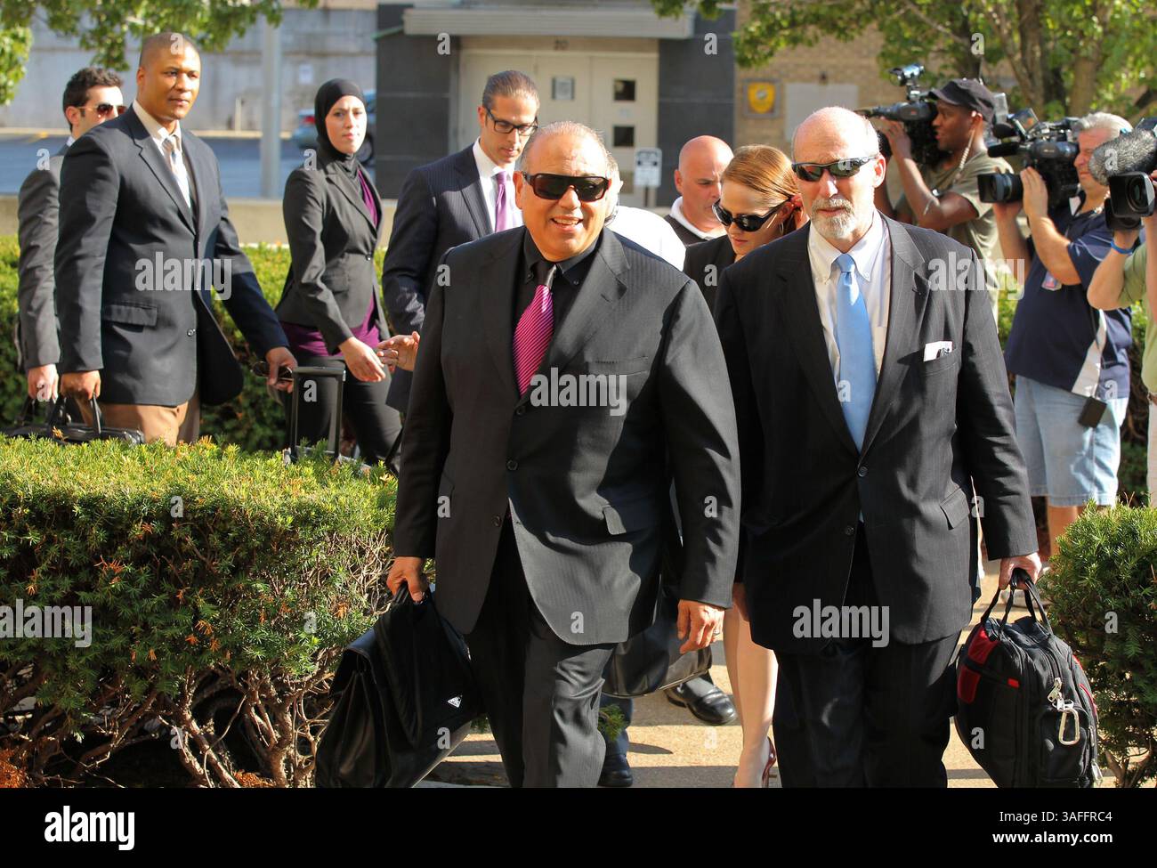 4. September 2012 - Joliet, IL, USA - die Verteidiger Joseph Lopez, links, und Joel Brodsky, rechts, bereiten sich darauf vor, am Dienstag, 4. September 2012, vor dem will County Gericht in Joliet, Illinois, mit den Medien zu sprechen. nach dem Schluss der Argumente im Mordprozess gegen ihren Klienten Drew Peterson. Peterson wird beschuldigt, seine dritte Frau Kathleen Savio getötet zu haben. (Bild: © Terrence Antonio James/MCT/ZUMAPRESS.com) Stockfoto