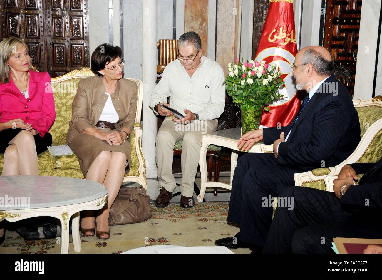6. September 2012 - Tunis, Tunesien - Herr Hamadi Jebali Premierminister empfängt Frau Emilia Muller(L1) Ministerin für Bundes- und Europaangelegenheiten, die den Vorsitz einer Delegation des bayerischen Bundeslandes in Tunesien führte, in Anwesenheit von Frau Beate Merk(L2)Ministerin für Justiz und Verbraucherschutz (Kreditbild: © Chokri Mahjoub/ZUMAPRESS.com) Stockfoto