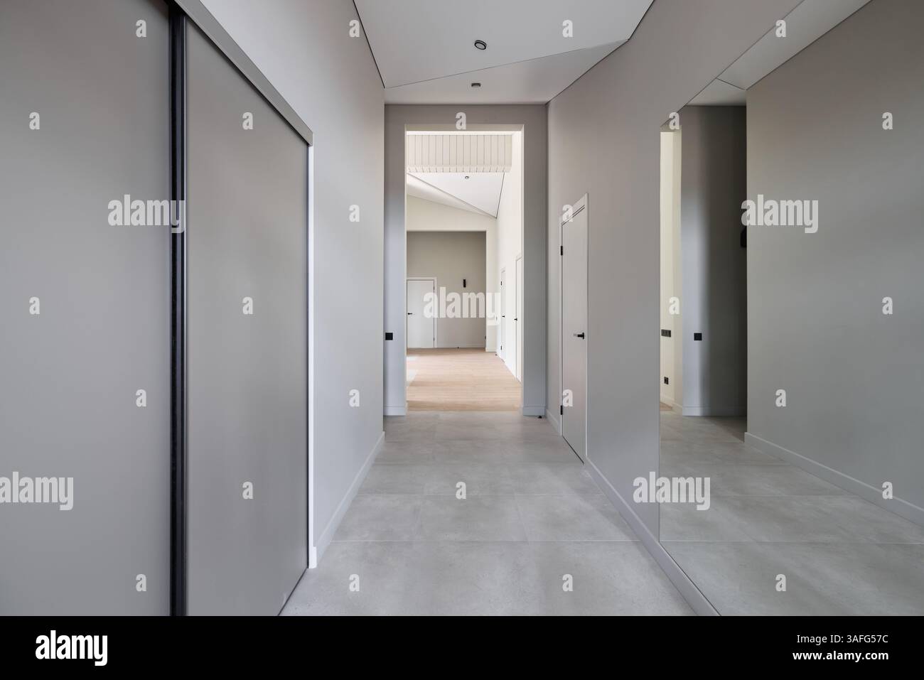 Ein moderner Flur mit minimalistischem Design und reichlich natürlichem Licht Stockfoto