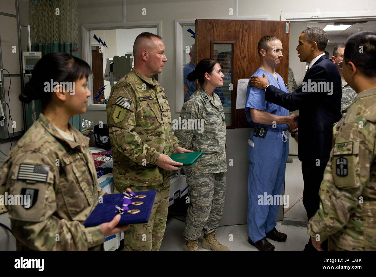 1. Mai 2012 - Bagram Air Field, Afghanistan - Präsident BARACK OBAMA begrüßt das Krankenhauspersonal auf der Intensivstation im Bagram Air Field, Afghanistan. Der Präsident präsentierte zehn Purple Hearts, drei auf der Intensivstation. Präsident Barack Obama bezeichnete den Todestag von Osama bin Laden mit einer schnellen Reise nach Afghanistan, unterzeichnete am Mittwoch einen strategischen Pakt mit Kabul und übermittelte den Amerikanern im Wahljahr die Botschaft, dass der Krieg zum Ende geht. Kurz nachdem Obama und der afghanische Präsident Hamid Karzai unter dem Deckmantel der Dunkelheit angekommen waren, unterzeichneten sie eine strategische Partnerschaftsvereinbarung beim Freund des afghanischen Führers Stockfoto