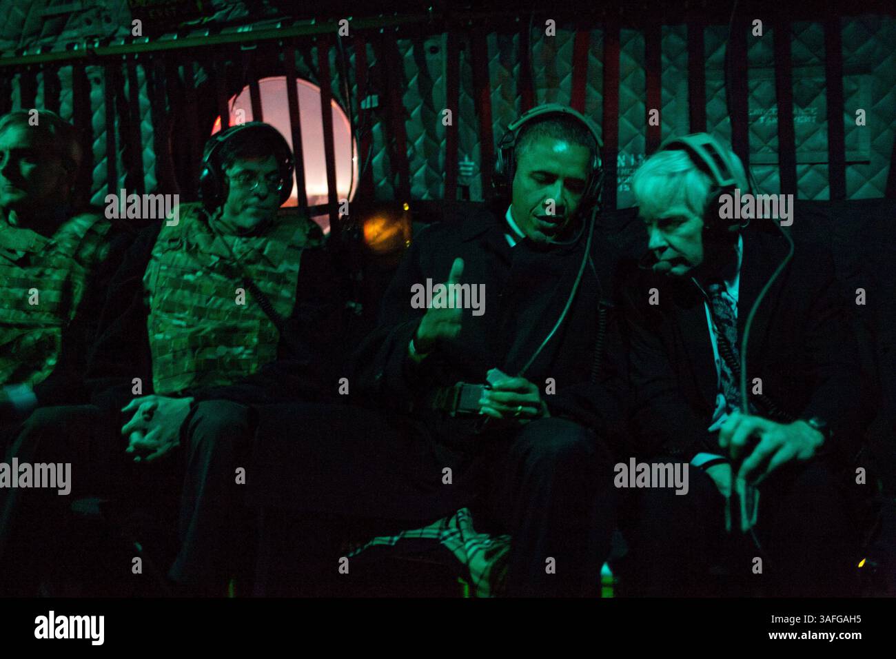 1. Mai 2012 - Kabul, Afghanistan - Präsident BARACK OBAMA spricht mit Botschafter RYAN CROCKER an Bord der Marine One auf dem Weg zum afghanischen Präsidentenpalast in Kabul, Afghanistan. Neben dem Präsidenten sitzen von links der stellvertretende nationale Sicherheitsberater DENIS MCDONOUGH und der Stabschef JACK LEW. Präsident Barack Obama bezeichnete den Todestag von Osama bin Laden mit einer schnellen Reise nach Afghanistan, unterzeichnete am Mittwoch einen strategischen Pakt mit Kabul und übermittelte den Amerikanern im Wahljahr die Botschaft, dass der Krieg zum Ende geht. Kurz nachdem er unter dem Deckmantel der Dunkelheit angekommen war, war Obama an Stockfoto