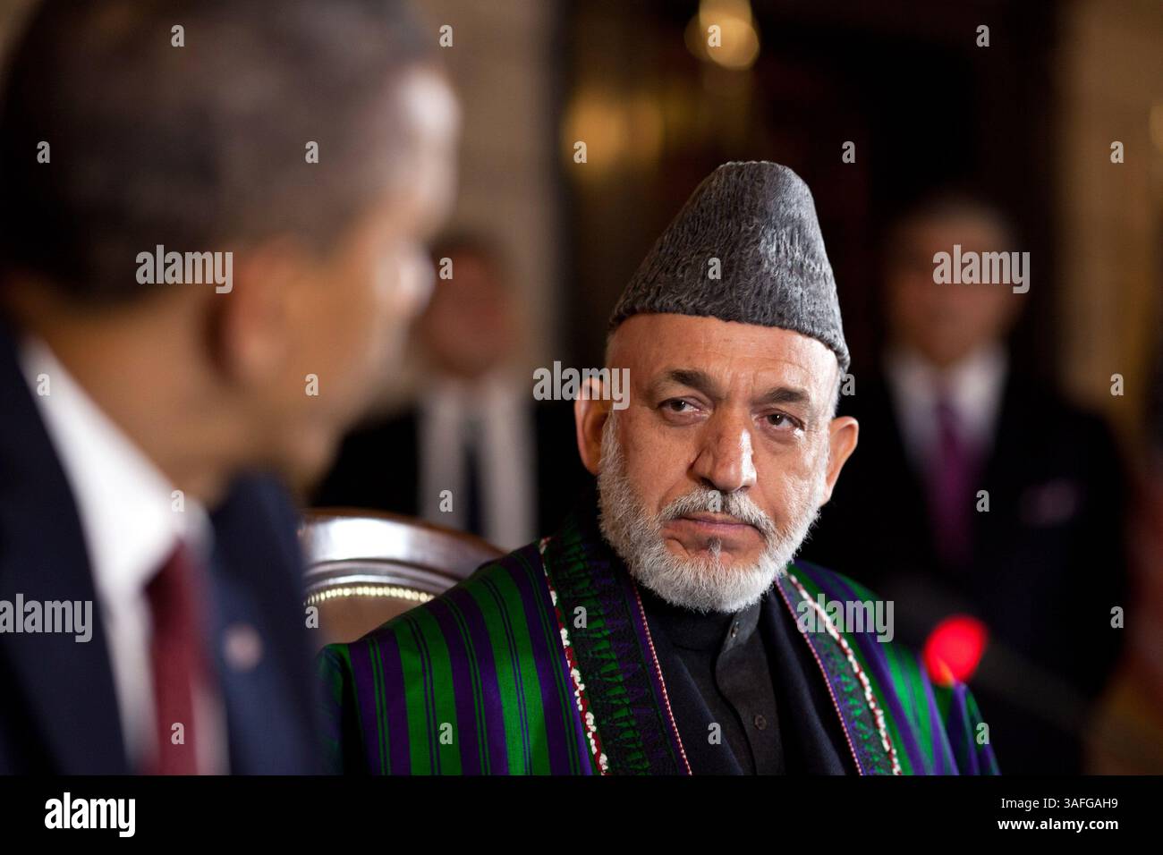 1. Mai 2012 - Kabul, Afghanistan - der afghanische Präsident HAMID KARZAI hört zu, wie Präsident BARACK OBAMA während der Unterzeichnungszeremonie des strategischen Partnerschaftsabkommens im Präsidentenpalast in Kabul, Afghanistan, seine Worte hält. Präsident Barack Obama bezeichnete den Todestag von Osama bin Laden mit einer schnellen Reise nach Afghanistan, unterzeichnete am Mittwoch einen strategischen Pakt mit Kabul und übermittelte den Amerikanern im Wahljahr die Botschaft, dass der Krieg zum Ende geht. Kurz nachdem Obama und der afghanische Präsident Hamid Karzai unter dem Deckmantel der Dunkelheit angekommen waren, unterzeichneten sie ein strategisches Partnerschaftsabkommen A Stockfoto