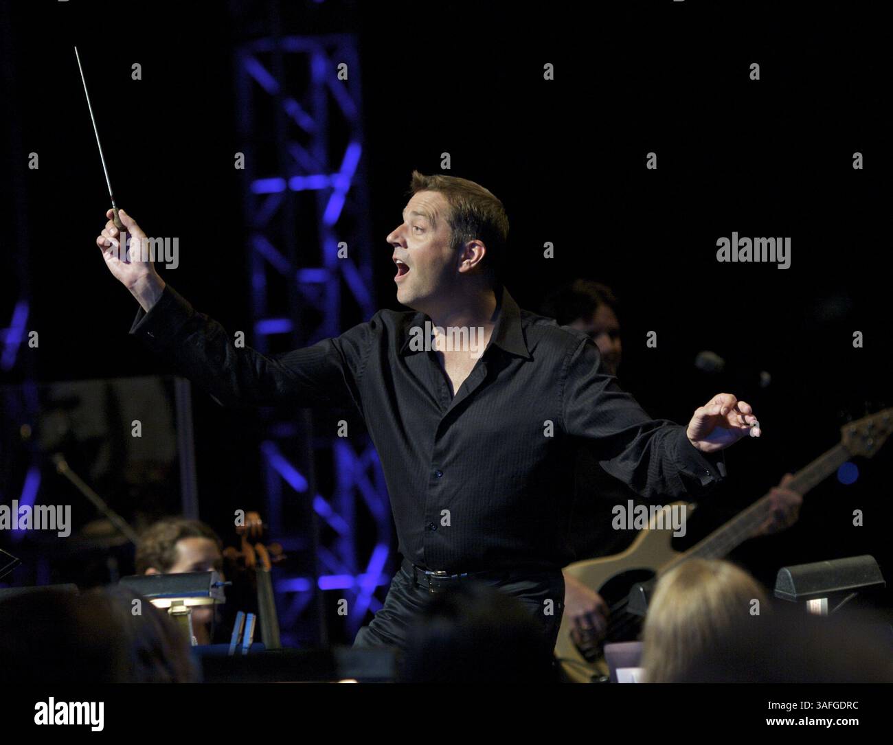 September 2010 - Modesto, Kalifornien, USA S - Dateifoto von Maestro STEVEN REINEKE, Musikdirektor und Principal Pops Dirigent für das New York Pops Orchestra in der Carnegie Hall, das National Symphony Orchestra im Lincoln Center, das Toronto Symphony Orchestra, das Long Beach (California) Symphony Orchestra und das Modesto Symphony Orchestra. ABBILDUNG: SEPTEMBER 2010. STEVEN REINEKE dirigiert das Modesto Symphony Orchestra während des jährlichen „Picknick at the Pops“-Konzerts in der E&J Gallo Winery in Modesto, Kalifornien. (Bild: © Adrian Mendoza/ZUMAPRESS.com) Stockfoto