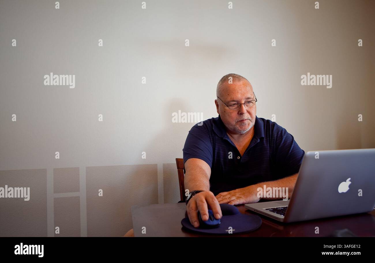 25. April 2012 - Tampa, FL, USA - Larry Roark, 61, sucht Funksignale aus dem All auf der Suche nach Anomolien, die Kontakt von außerirdischem Leben signalisieren könnten. Die Tampa, Florida, ist unter Tausenden von Freiwilligen, die sich der Suche nach außerirdischem Leben angeschlossen haben. (Bild: © Michael C. Weimar/Chicago Tribune/MCT/ZUMAPRESS.com) Stockfoto