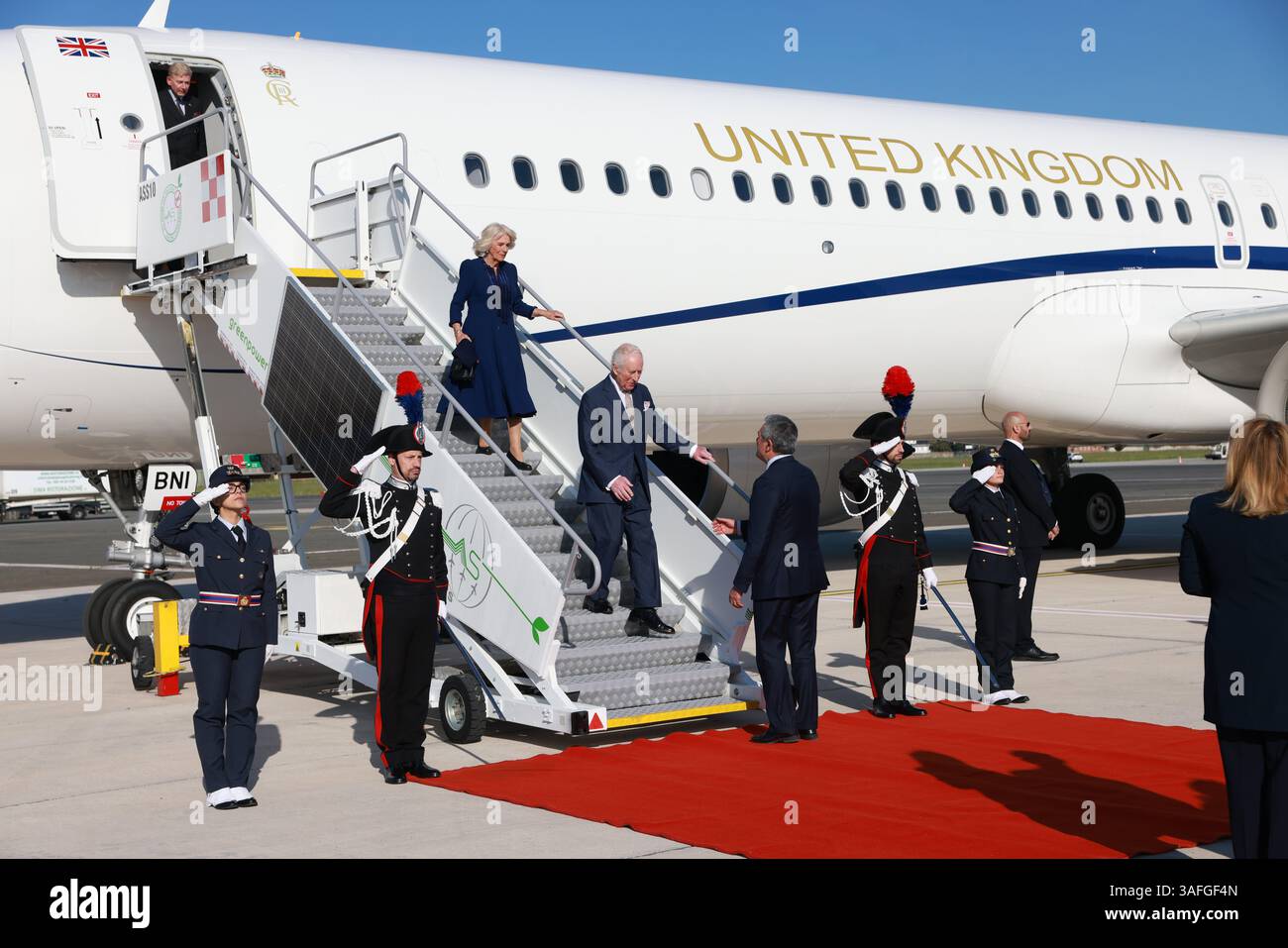 König Karl III. Und Königin Camilla kommen am internationalen Flughafen Giovan Battista Pastine in Rom an, um ihren viertägigen Staatsbesuch in Italien zu beginnen. Bilddatum: Montag, 7. April 2025. Stockfoto