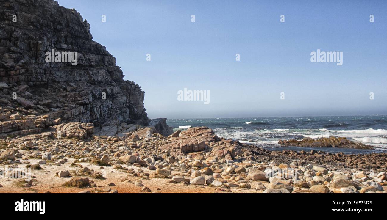 18. März 2011 – Westkap, Südafrika – Kap der Guten Hoffnung, südwestlicher Punkt Afrikas, eine felsige Landzunge an der Atlantikküste der Kap-Halbinsel, Westkap-Provinz, Südafrika. Entlang der westlichen Seite der afrikanischen Küste vom Äquator aus markiert das Kap der Guten Hoffnung den Punkt, an dem ein Schiff mehr ostwärts als südwärts fährt. Das Kap der Guten Hoffnung, eines der großen Kaps des Südatlantischen Ozeans, ist seit vielen Jahren von besonderer Bedeutung für Seeleute. (Bild: © Arnold Drapkin/ZUMAPRESS.com) Stockfoto