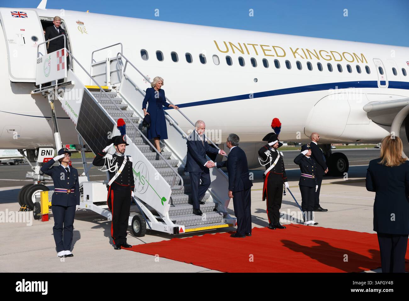 König Karl III. Und Königin Camilla kommen am internationalen Flughafen Giovan Battista Pastine in Rom an, um ihren viertägigen Staatsbesuch in Italien zu beginnen. Bilddatum: Montag, 7. April 2025. Stockfoto