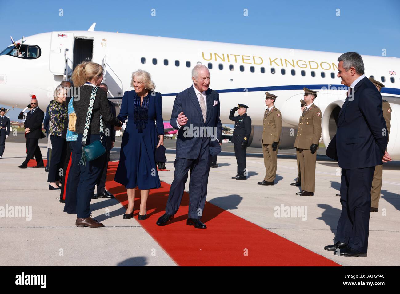 König Karl III. Und Königin Camilla kommen am internationalen Flughafen Giovan Battista Pastine in Rom an, um ihren viertägigen Staatsbesuch in Italien zu beginnen. Bilddatum: Montag, 7. April 2025. Stockfoto
