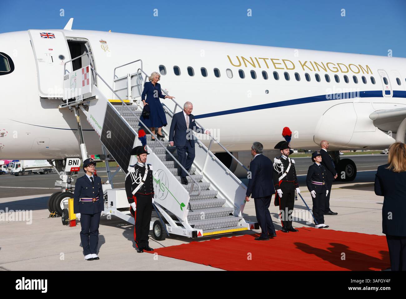 König Karl III. Und Königin Camilla kommen am internationalen Flughafen Giovan Battista Pastine in Rom an, um ihren viertägigen Staatsbesuch in Italien zu beginnen. Bilddatum: Montag, 7. April 2025. Stockfoto