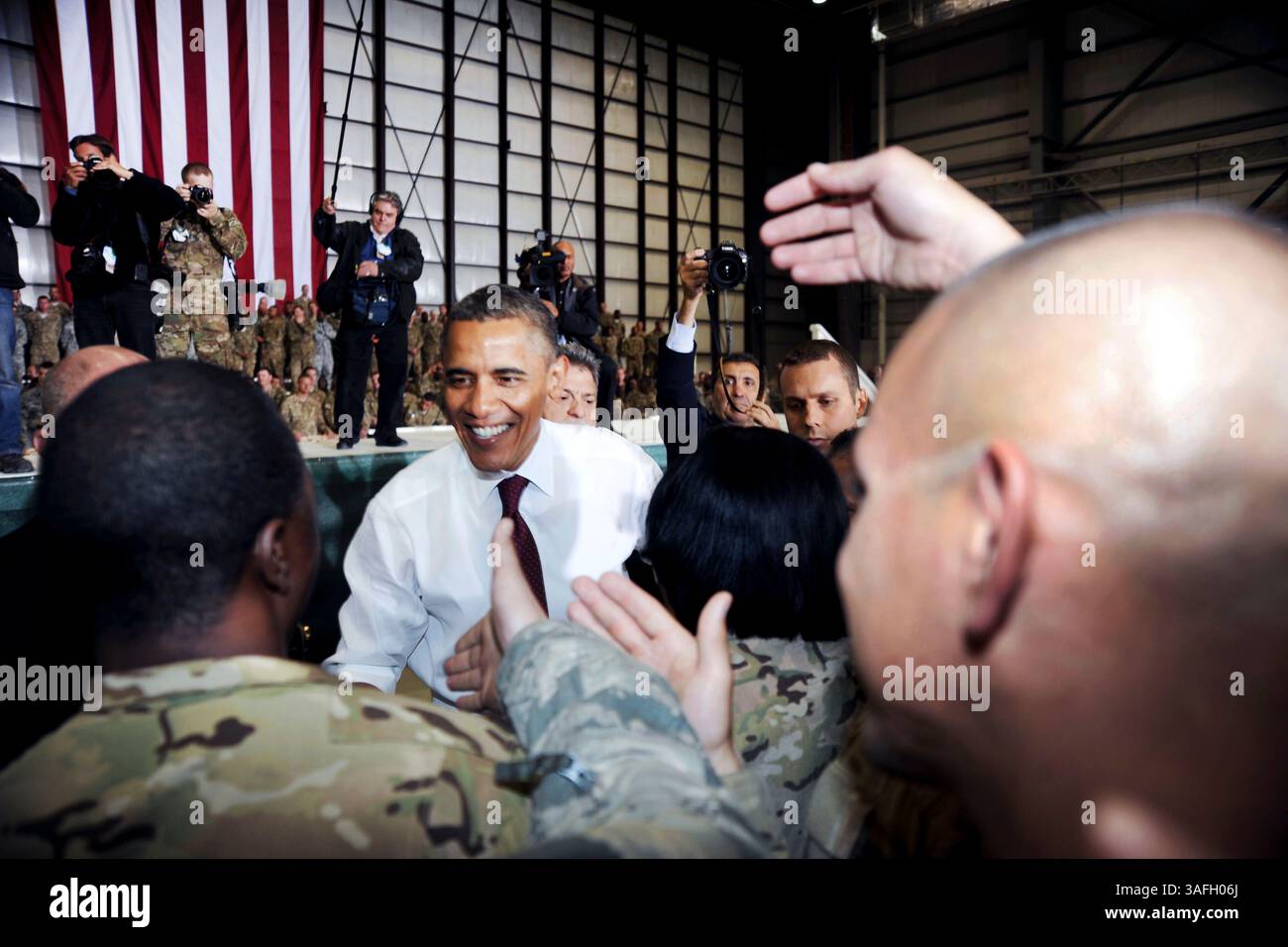 2. Mai 2012 - Bagram Air Field, Provinz Parwan, Afghanistan - Präsident BARACK OBAMA schüttelt die Hände und begrüßt viele Soldaten, Seeleute, Flieger und Marines des Bagram Air Fields, Provinz Parwan, Afghanistan. Obama bezeichnete den Todestag Osama bin Ladens mit einer schnellen Reise nach Afghanistan, unterzeichnete am Mittwoch einen strategischen Pakt mit Kabul und überbrachte den Amerikanern im Wahljahr eine Botschaft, dass der Krieg zum Ende geht. Kurz nachdem Obama und der afghanische Präsident Karzai unter dem Schutz der Dunkelheit angekommen waren, unterzeichneten sie eine strategische Partnerschaftsvereinbarung im Palast des afghanischen Führers Stockfoto