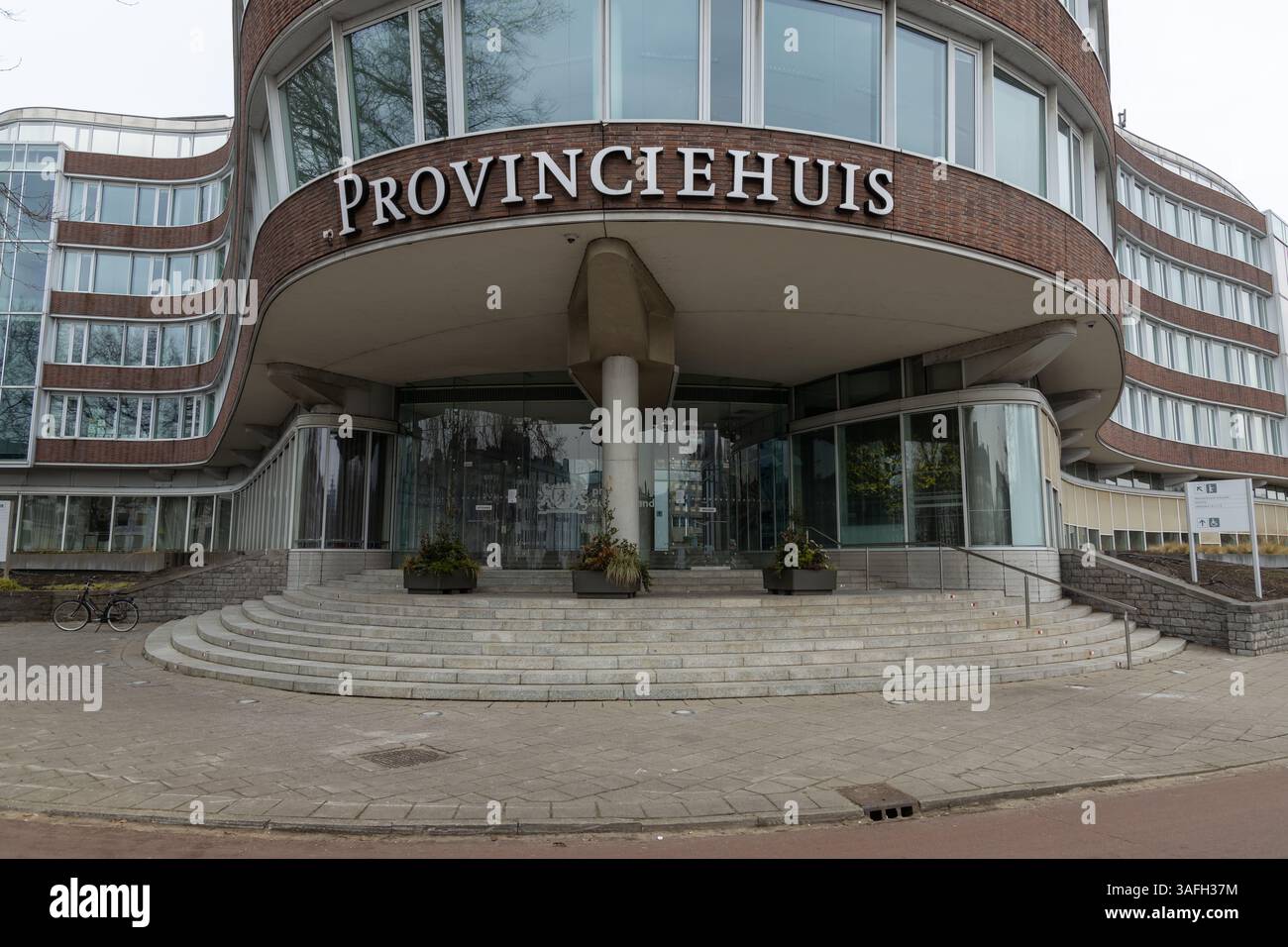 Den Haag, Niederlande. 15. Februar 2025. Provinciehuis Zuid Holland übersetzt Provincial House. Stockfoto