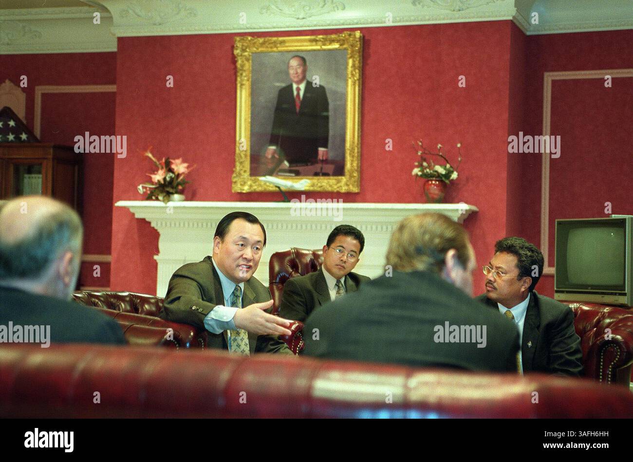 Tommy Remengesau Jr., Präsident von Palau, und Hershey Kyota, Botschafter von Palau, treffen sich mit Herrn Joo, bevor sie am Mittwoch, den 13. März 2002, mit der Redaktion der Washington Times zusammentreffen. (Bild: Washington Times/ZUMAPRESS.com) Stockfoto