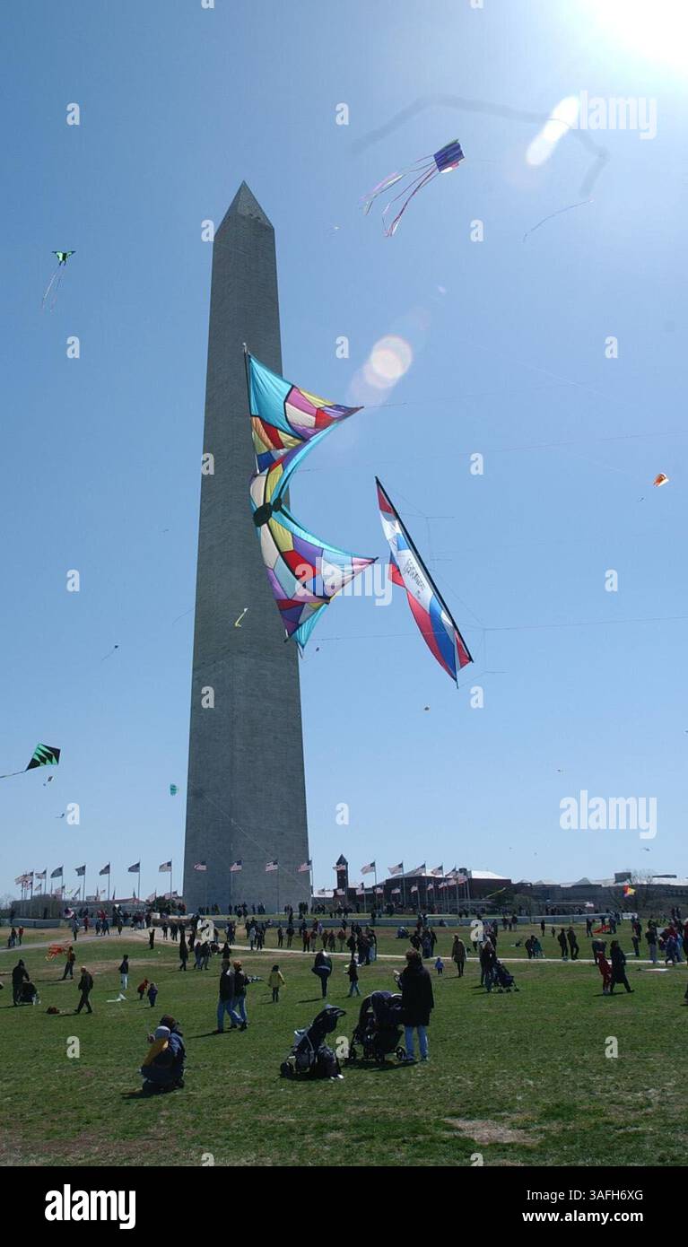 Drachen erfüllen den Himmel auf dem Washington Monument Grounds für das Smithsonian Kite Festival am Samstag, 23. März 2002. (Bild: Washington Times/ZUMAPRESS.com) Stockfoto