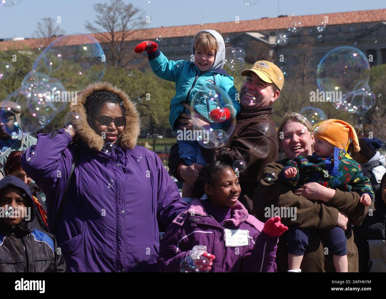 Die Bubble-Maschine ist so beliebt wie die Drachen auf dem Gelände des Washington Monuments. Jährliches Smithsonian Kite Festival, Samstag, 23. März 2002. (Bild: Washington Times/ZUMAPRESS.com) Stockfoto