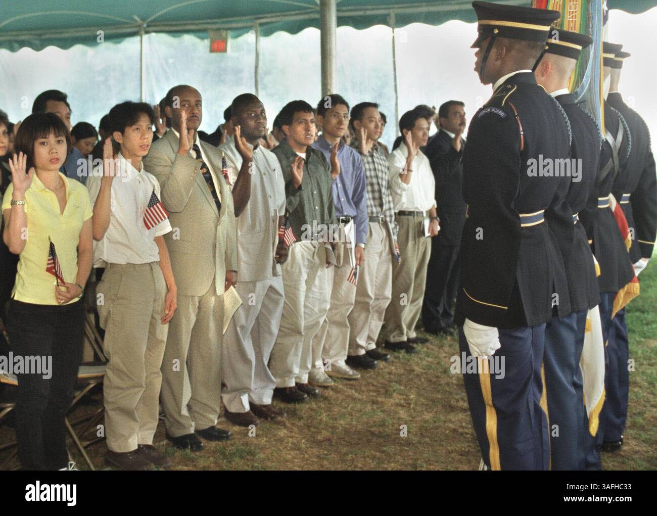 Neunzig Menschen aus 44 verschiedenen Ländern leisten den Eid der Staatsbürgerschaft vor einer Ehrengarde während einer Zeremonie am Mount Vernon am Flaggentag, 14. Juni 2002. Die Veranstaltung wurde vom U.S. Immigration and Naturalization Service und der Mount Vernon Ladies' Association gesponsert. (Bild: Washington Times/ZUMAPRESS.com) Stockfoto