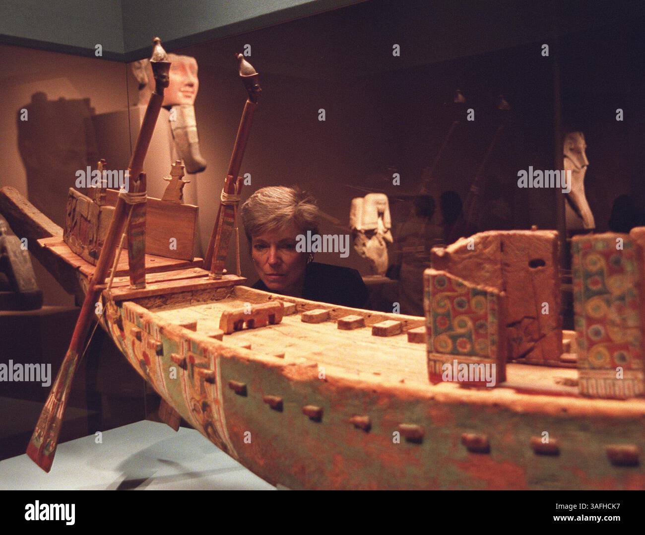 Bei der Besichtigung von „The Quest for Unsterblichkeit“, einer neuen Sammlung von alten ägyptischen Artefakten, die am Donnerstag, den 27. Juni 2002 im East Wing der National Gallery of Art zu sehen sind, untersucht Anne Bartley sorgfältig den Grabkahn einer Pharoah, von dem wahrscheinlich angenommen wird, dass er die Seele der Pharoah ins Jenseits tragen würde. (Bild: Washington Times/ZUMAPRESS.com) Stockfoto
