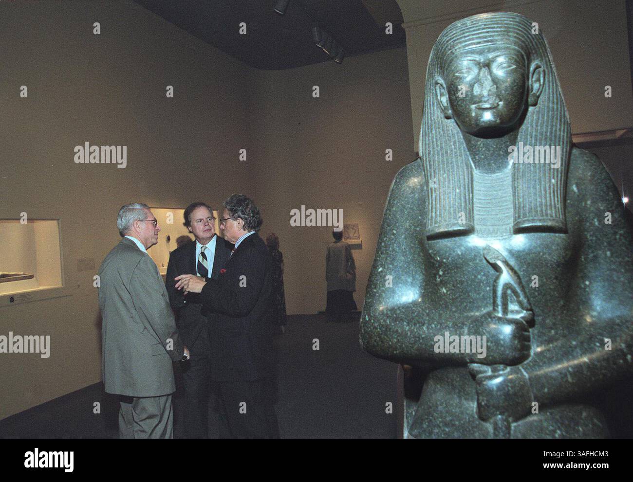 Während der kurzen Besichtigung von „The Quest for Unsterblichkeit“, einer neuen Sammlung alter ägyptischer Artefakte, die im Ostflügel der National Gallery of Art ausgestellt sind, Donnerstag, 27. Juni 2002, Sheldon Cohen, Senator Bob Kasten und Max Berry sprechen über Politik und Wirtschaft, umgeben von alten politischen, religiösen und wirtschaftlichen Symbolen. (Bild: Washington Times/ZUMAPRESS.com) Stockfoto