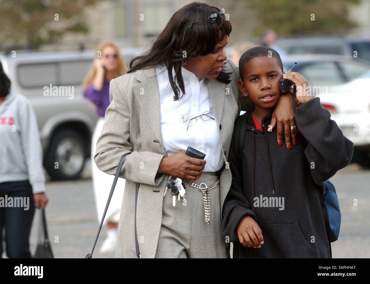 Shirley Fax tröstet ihren 11-jährigen Sohn Evan, als er sich mit einer geliebten Person vor der Benjamin Tasker Middle School in Bowie, MD, meldet, nachdem ein 13-jähriger Schüler vor der Schule am 7. Oktober 2002 erschossen wurde. (Bild: Washington Times/ZUMAPRESS.com) Stockfoto