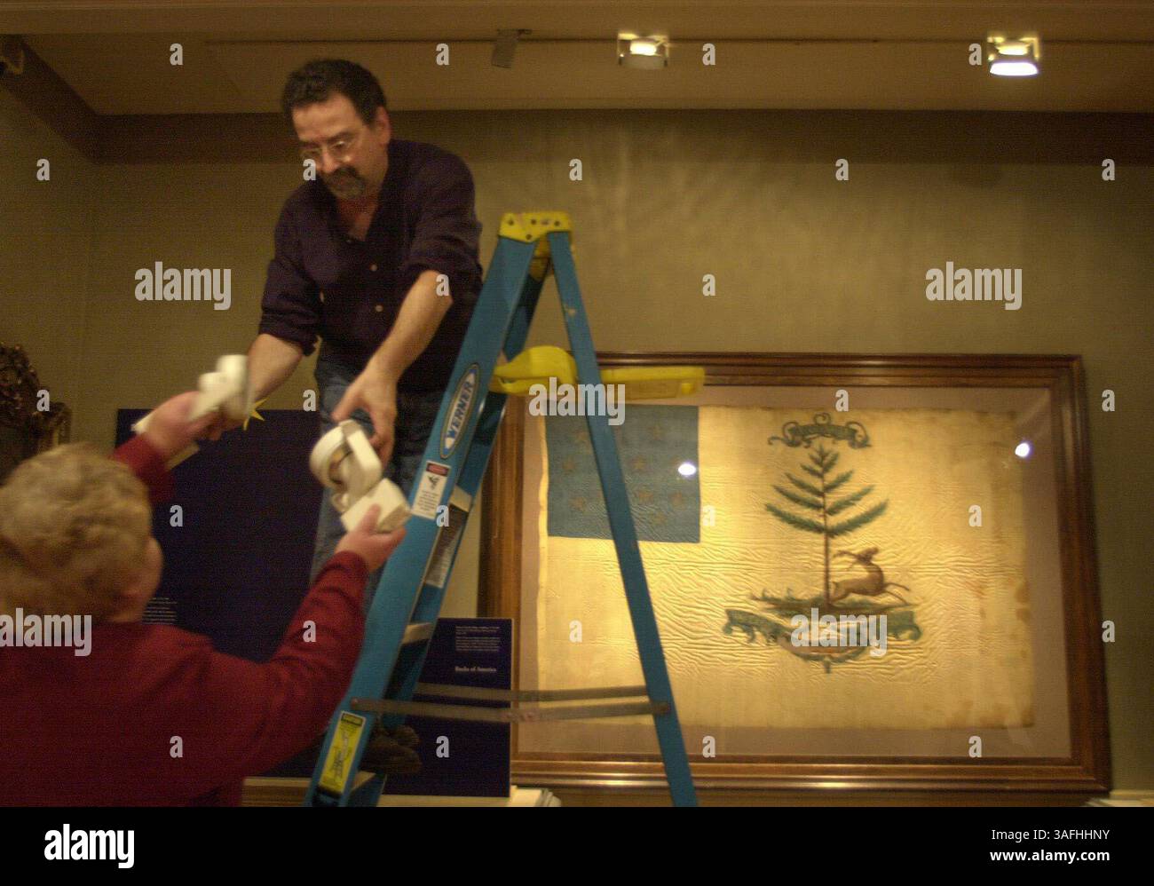 Patricia Chester, Präsidentin von Chester Design Associates, und Tony LaGreca, Exhibit Protection Specialist, bereiten sich in letzter Minute auf die Eröffnungsnacht von „Forgotten Patriots: African American and American Indian Service in the Revolutionary war 1775-1783“ im Daughters of the American Revolution Museum in NW DC am Donnerstag, den 17. Oktober 2002 vor. (Bild: Washington Times/ZUMAPRESS.com) Stockfoto