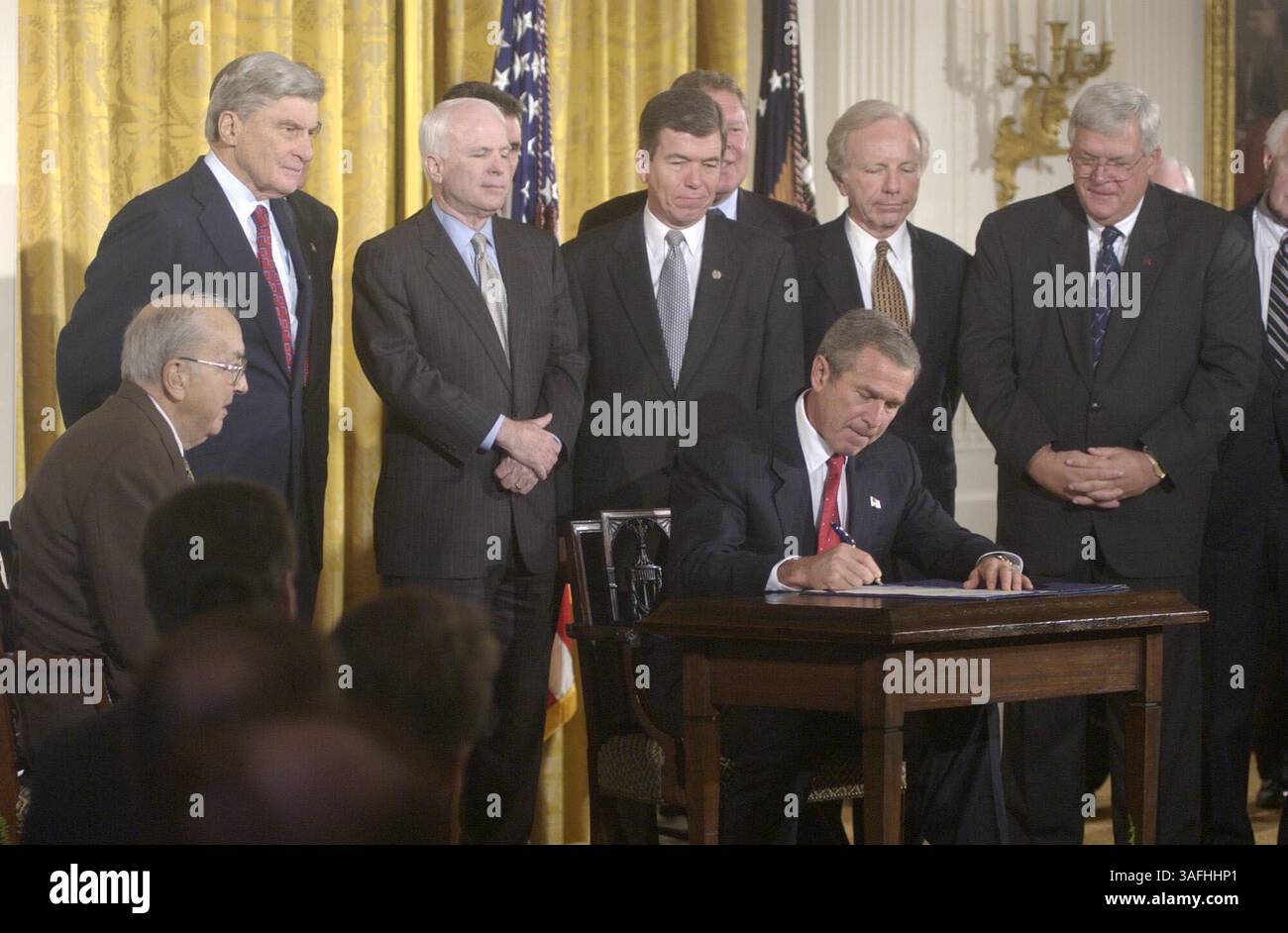 Mit Senator Jesse Helms (R-NC, ganz links) Senator John W. Warner (R-VA, zweiter von links) Senator John McCain (R-AZ, dritter von links) Rep. Roy Blunt (R-MO, dritter von rechts) Senator Joseph I. Lieberman (D-CT, zweiter von rechts) und Repräsentant Dennis J. Hastert (Credit Image: The Washington Times/ZUMAPRESS.com) Stockfoto