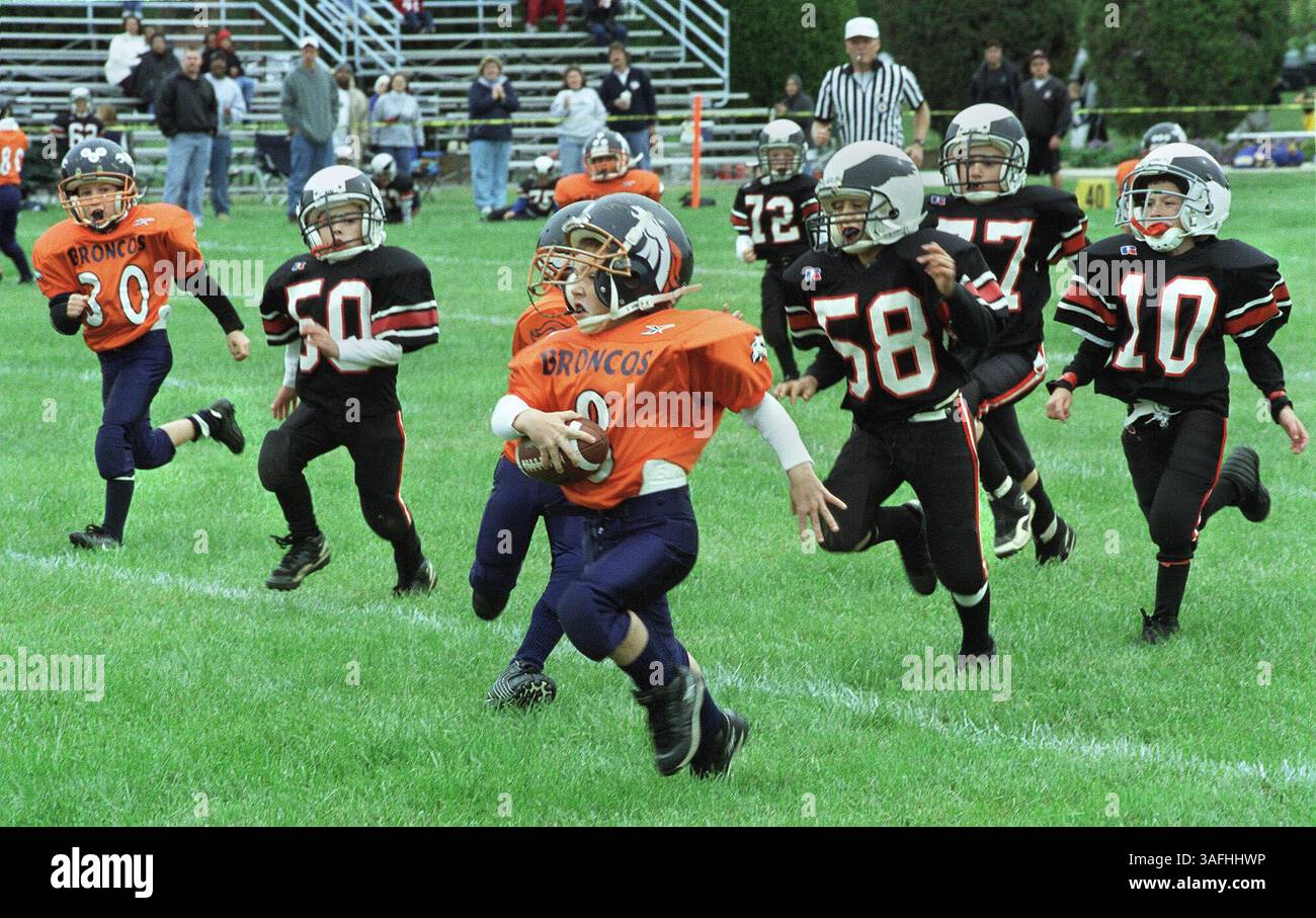 Daniel Tickle, 8, Quarterback von Woodbridge Bronco, läuft am Samstag, 19. Oktober 2002 in ft um einen großen Gewinn gegen die Vienna Eagles. Belvoir, Va Aus Sicherheitsgründen wurden am Samstag 58 Fußballspiele auf dem Militärposten auf dem Paradefeld vor dem Hauptquartier auf acht Feldern ausgetragen, die am Freitag gemessen wurden. Mehr als 2.000 Kinder im Alter von 7 bis 16 Jahren aus Arlington, Alexandria, Fairfax und Prince William County nahmen an den Spielen Teil. (Bild: Washington Times/ZUMAPRESS.com) Stockfoto