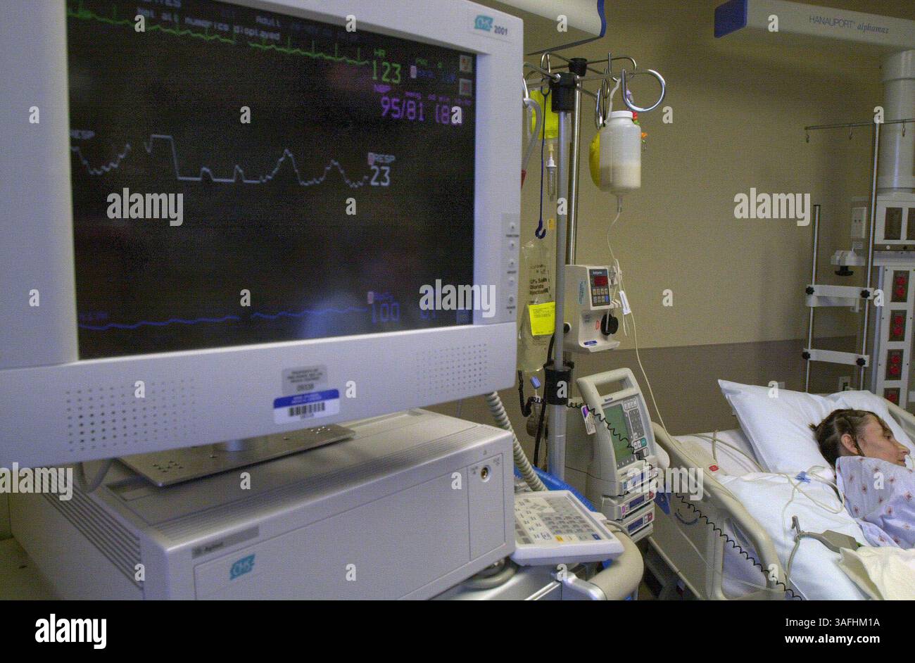 Krankenschwestern erhalten die neueste Technologie im Anne Arundel Medical Center. Auf der Intensivstation gibt es ein physiologisches Überwachungssystem mit beweglicher Leistungssäule. Im Hintergrund ist Patient Doreen Coates, 26. November 2002. (Bild: Washington Times/ZUMAPRESS.com) Stockfoto