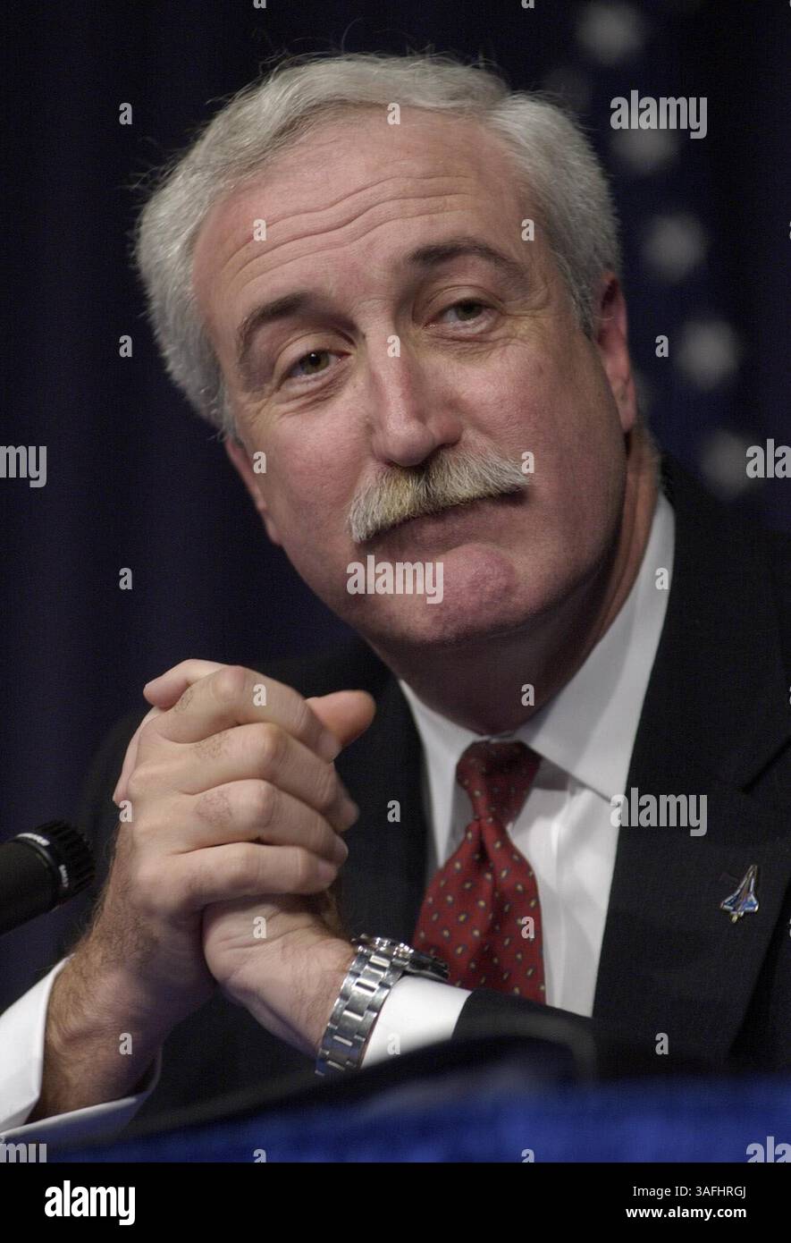 NASA-Administrator Sean O'Keefe beantwortet Fragen bei einem Unfall-Briefing in Washington, DC, Montag, 10. Februar 2003. (Bild: Washington Times/ZUMAPRESS.com) Stockfoto NASA-Administrator Sean O'Keefe beantwortet Fragen bei einem Unfall-Briefing in Washington, DC, Montag, 10. Februar 2003. (Bild: Washington Times/ZUMAPRESS.com) Stockfoto