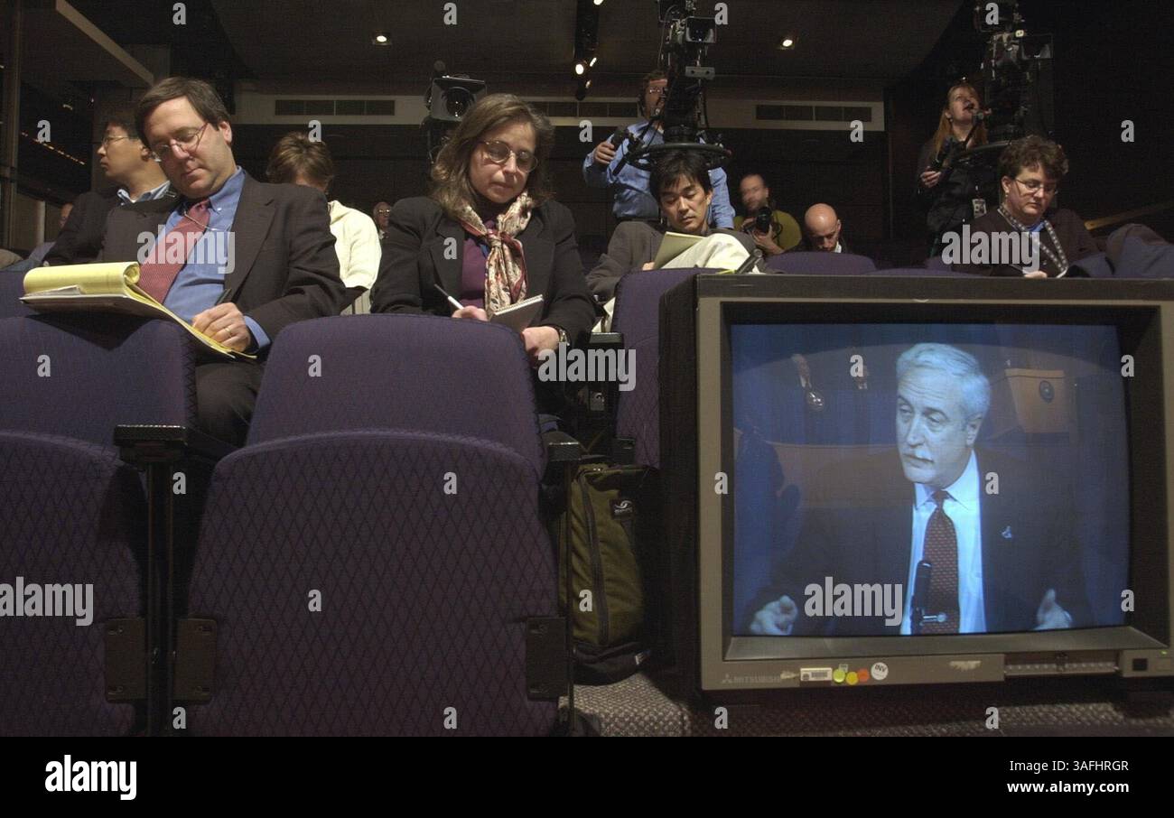 NASA-Administrator Sean O'Keefe, im Fernsehen, beantwortet Fragen bei einem Unfall-Briefing in Washington, DC, am Montag, den 10. Februar 2003. (Bild: Washington Times/ZUMAPRESS.com) Stockfoto NASA-Administrator Sean O'Keefe, im Fernsehen, beantwortet Fragen bei einem Unfall-Briefing in Washington, DC, am Montag, den 10. Februar 2003. (Bild: Washington Times/ZUMAPRESS.com) Stockfoto