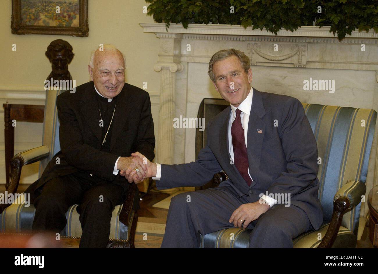 Präsident George W. Bush trifft sich mit dem päpstlichen Gesandten Kardinal Pio Laghi im Oval Office des Weißen Hauses am Mittwoch, den 5. März 2003. (Bild: Washington Times/ZUMAPRESS.com) Stockfoto