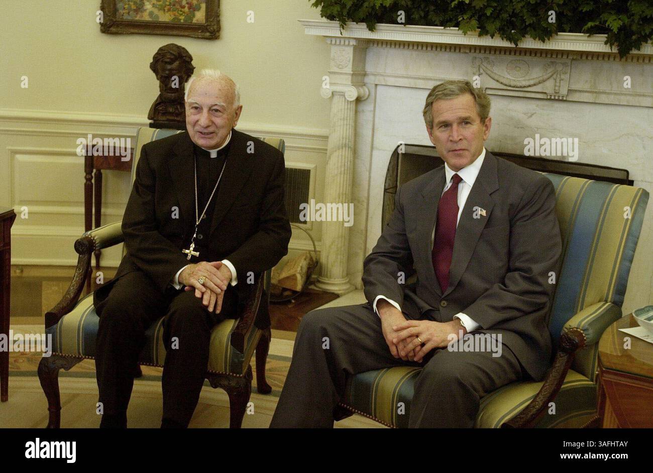Präsident George W. Bush trifft sich mit dem päpstlichen Gesandten Kardinal Pio Laghi im Oval Office des Weißen Hauses am Mittwoch, den 5. März 2003. (Bild: Washington Times/ZUMAPRESS.com) Stockfoto