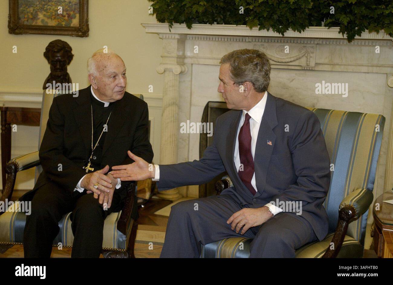 Präsident George W. Bush trifft sich mit dem päpstlichen Gesandten Kardinal Pio Laghi im Oval Office des Weißen Hauses am Mittwoch, den 5. März 2003. (Bild: Washington Times/ZUMAPRESS.com) Stockfoto