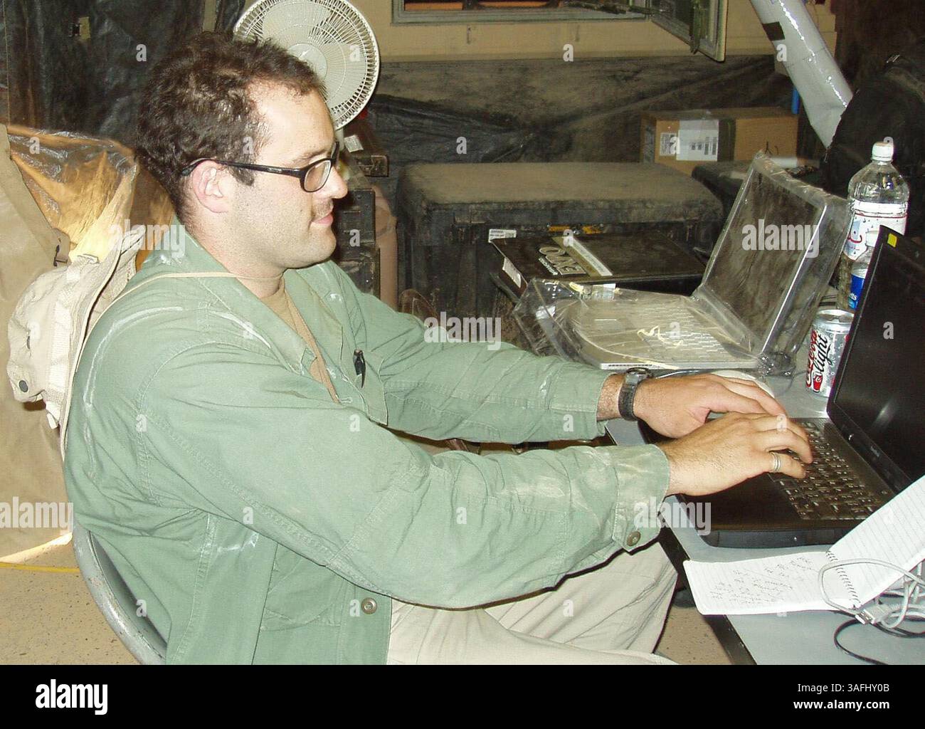 Times-Reporter Guy Taylor arbeitet in einem Armeezelt auf dem Asphalt des Bagdad International Airport, Donnerstag, 17. April 2003. (Bild: Washington Times/ZUMAPRESS.com) Stockfoto
