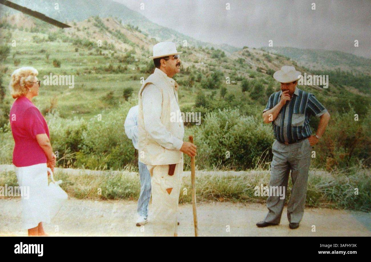 Der ehemalige irakische Präsident Saddam Hussein, seine Frau und andere sind auf diesem undatierten Familienfoto zu sehen, das am 21. April 2003 in Uday Husseins Residenz in Bagdad, Irak, gefunden wurde. (Bild: Washington Times/ZUMAPRESS.com) Stockfoto