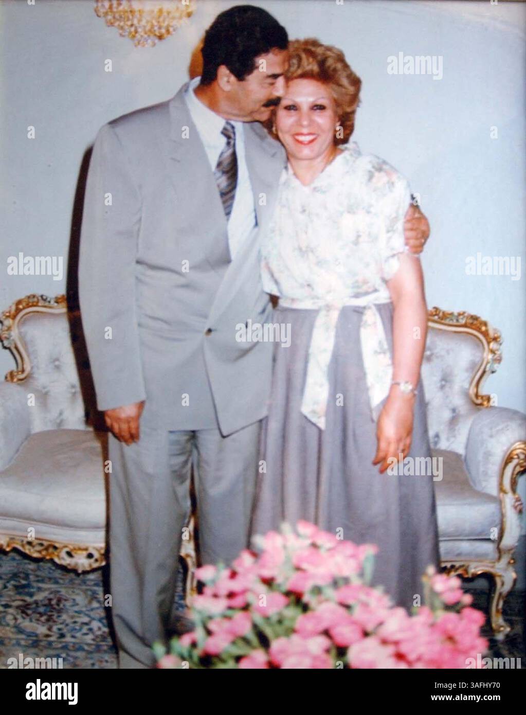 Saddam Hussein und seine Frau sind auf diesem Foto der undatierten Familie zu sehen, das am 21. April 2003 in Uday Husseins Residenz in Bagdad, Irak, gefunden wurde. (Bild: Washington Times/ZUMAPRESS.com) Stockfoto