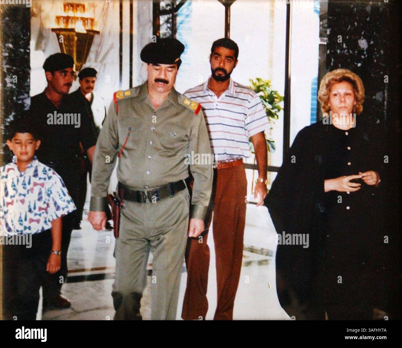 Der abgesetzte irakische Führer Saddam Hussein, Sohn Uday, seine Frau und andere sind auf diesen undatierten Familienfotos zu sehen, die in Uday Husseins Residenz in Bagdad, Irak, 21. April 2003 gefunden wurden. (Bild: Washington Times/ZUMAPRESS.com) Stockfoto