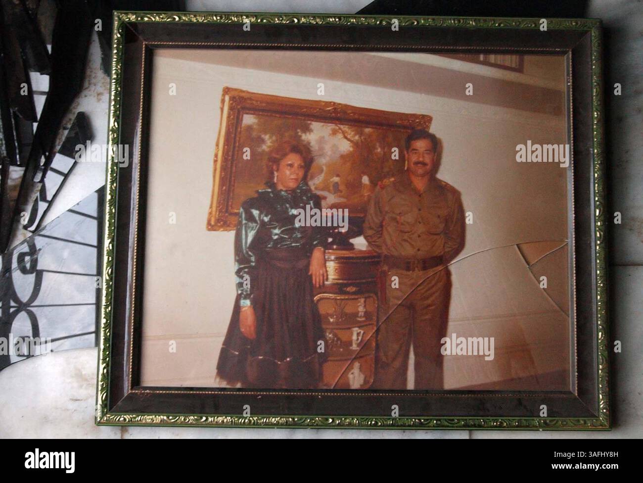 Der ehemalige irakische Präsident Saddam Hussein und seine Frau sind auf diesem undatierten Familienfoto zu sehen, das in Uday Husseins Residenz in Bagdad, Irak, 21. April 2003 gefunden wurde. (Bild: Washington Times/ZUMAPRESS.com) Stockfoto