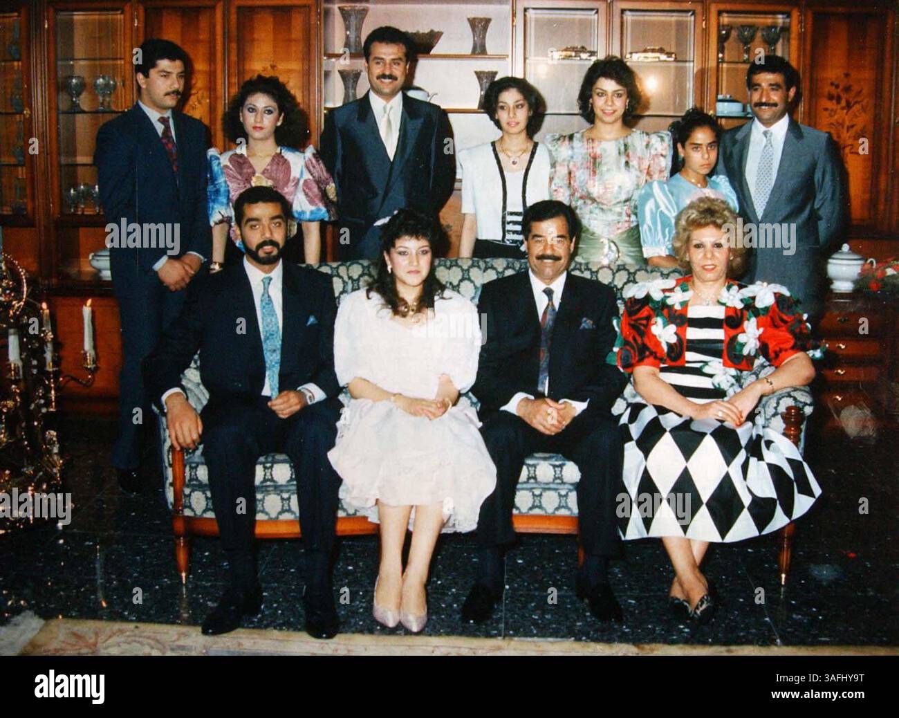 Der abgesetzte irakische Führer Saddam Hussein und seine Frau sind zusammen mit anderen Familienmitgliedern auf diesem Foto der undatierten Familie zu sehen, das in Uday Husseins Residenz in Bagdad, Irak, 21. April 2003 gefunden wurde. ( Maya Alleruzzo / The Washington Times ) (Kreditbild: The Washington Times/ZUMAPRESS.com) Stockfoto