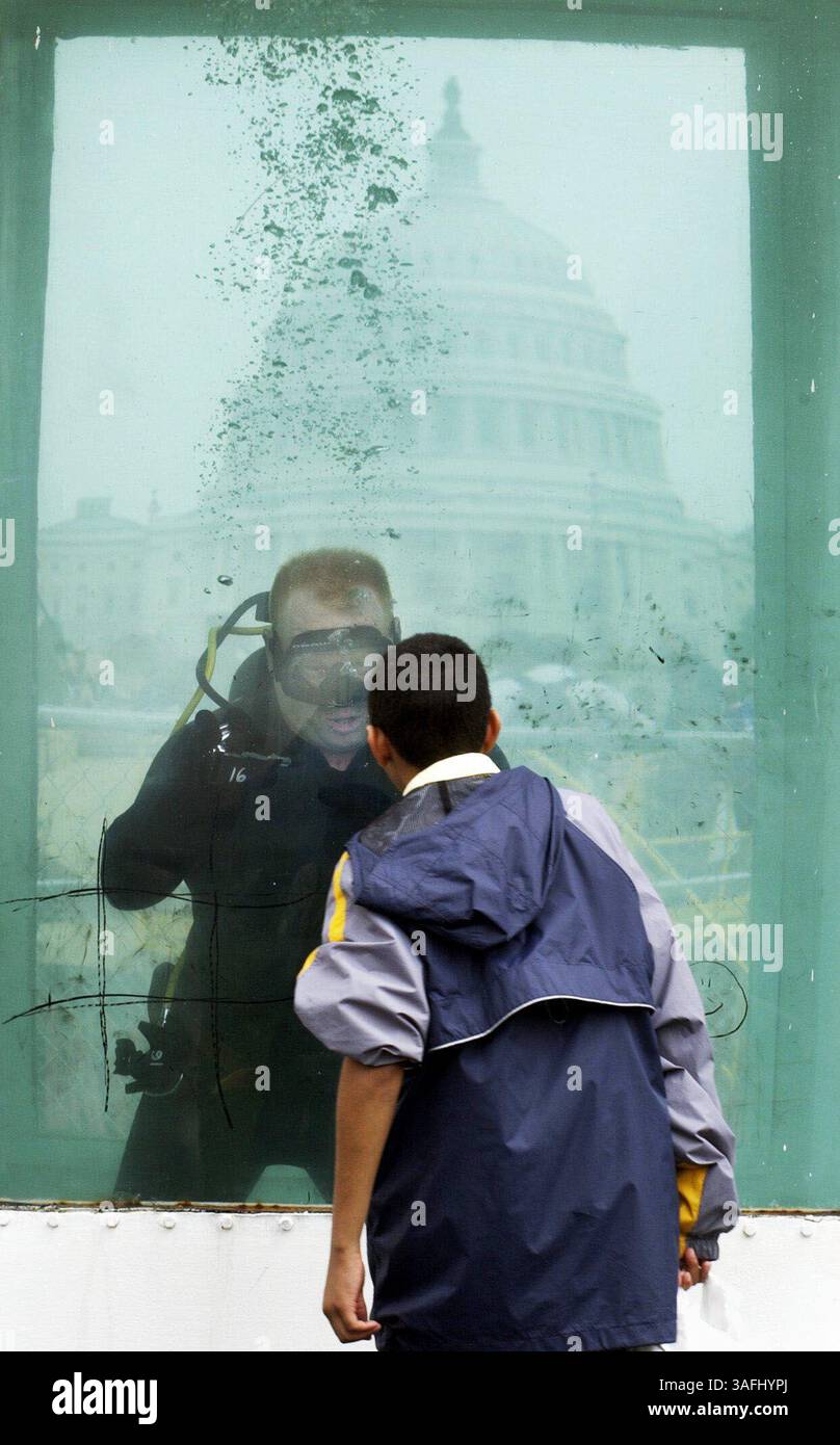 Während der Public Service Recognition Week on the Mall besucht Carl Roberts, 11 Jahre, den Independent Duty Corpsman Paul Muir vom United States Navy Diving Demonstration Team, Freitag, 2. Mai 2003. (Bild: Washington Times/ZUMAPRESS.com) Stockfoto