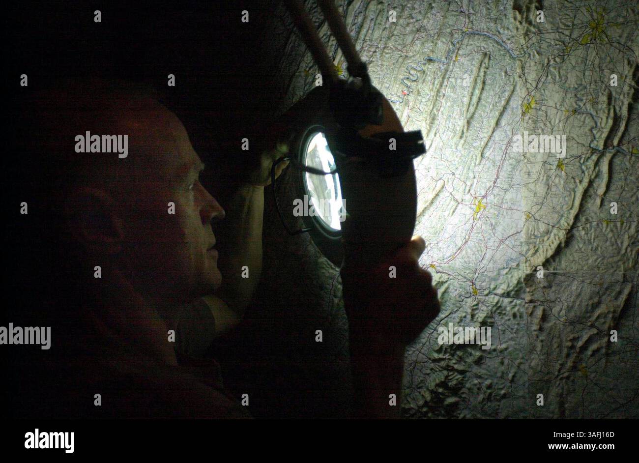 Bill Branson aus Bethesda, MD, studiert das Gelände um Paw Paw Paw Paw auf einer Karte mit einem Vergrößerer während eines Aufenthalts im Red Rooster Hostel in Paw Paw Paw, West Virginia, Freitag, 23. Mai 2003. nach dem ersten Tag einer viertägigen Wanderung, organisiert vom Potomac Pedalers Club, von Cumberland, MD, nach Washington, DC, entlang des C&O Canal vom 23. bis 26. Mai 2003. Die Fahrt entlang des Kanals ist 184 km lang und umfasst viele Sehenswürdigkeiten wie den Paw Paw Tunnel, historische Schleusen und Schleusenhäuser, alte Eisenbahnböcke und die Great Falls. Der Kanal wurde von 1828 bis 1850 gebaut und 74 Jahre lang als Kunstwerk genutzt Stockfoto