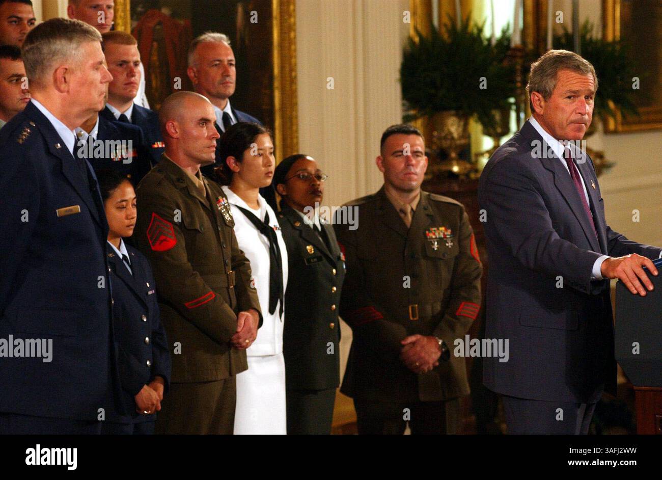 Präsident George W. Bush spricht vor Mitgliedern des Militärs zusammen mit dem Vorsitzenden des Joint Chiefs of Staff Airforce General Richard Myers (Credit Image: The Washington Times/ZUMAPRESS.com) Stockfoto