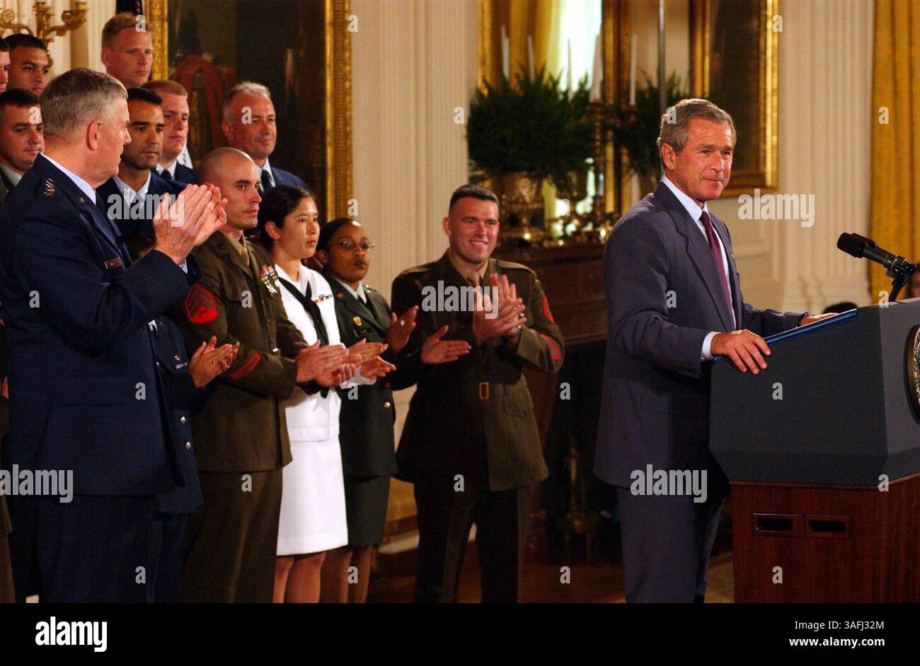 Mitglieder des Militärs sowie Joint Chiefs of Staff Chairman der Luftwaffe, General Richard Myers (Credit Image: The Washington Times/ZUMAPRESS.com) Stockfoto