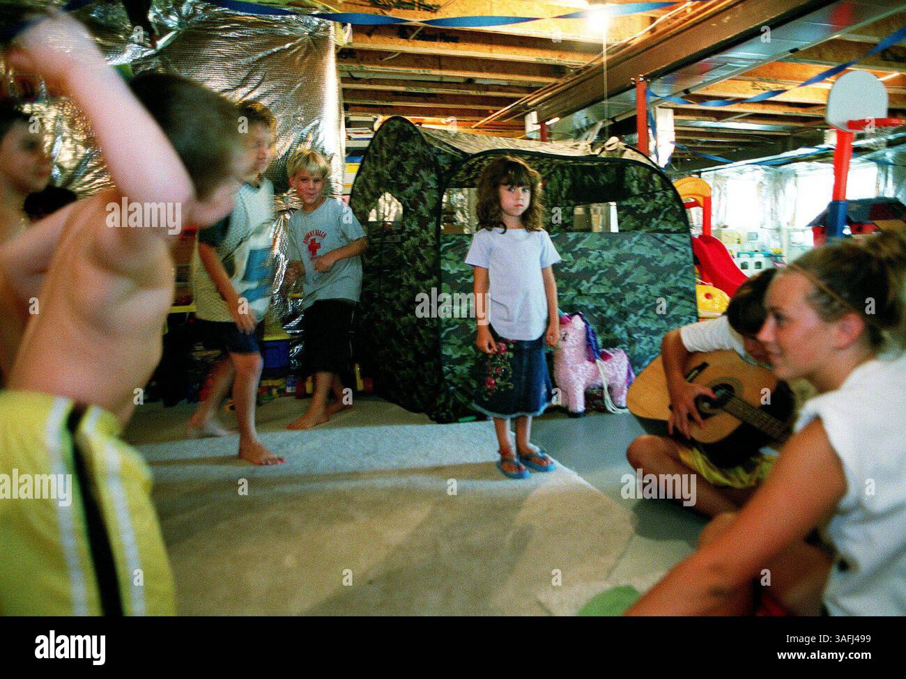 Jordan Tautges, 5 Jahre alt, steht bei einem Spiel mit Musikstühlen auf der Geburtstagsparty eines Freundes in Springfield, VA, am Dienstag, den 22. Juli 2003, ängstlich zur Seite. Jordan ist ein Einzelkind und scheint bei anderen Kindern schüchtern zu sein und bei Erwachsenen wohler zu sein. Nach ein paar Partyaktivitäten wärmte sie sich auf die anderen Kinder auf. Im Allgemeinen verbringt Jordan die meiste Zeit bei ihrer Mutter. (Bild: Washington Times/ZUMAPRESS.com) Stockfoto