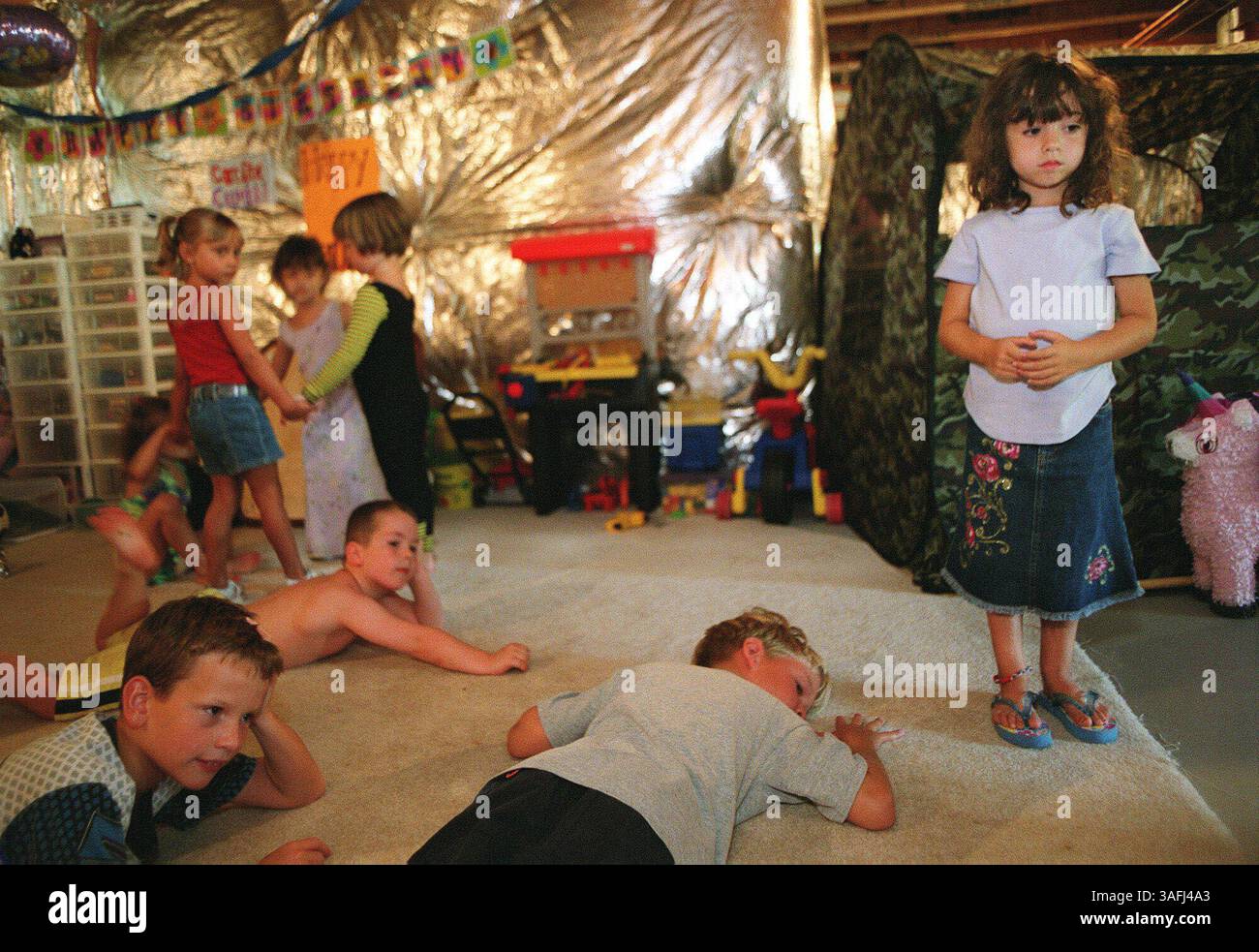 Jordan Tautges, 5 Jahre alt, steht bei einem Spiel mit Musikstühlen auf der Geburtstagsparty eines Freundes in Springfield, VA, am Dienstag, den 22. Juli 2003, ängstlich zur Seite. Jordan ist ein Einzelkind und scheint bei anderen Kindern schüchtern zu sein und bei Erwachsenen wohler zu sein. Nach ein paar Partyaktivitäten wärmte sie sich auf die anderen Kinder auf. Im Allgemeinen verbringt Jordan die meiste Zeit bei ihrer Mutter. (Bild: Washington Times/ZUMAPRESS.com) Stockfoto