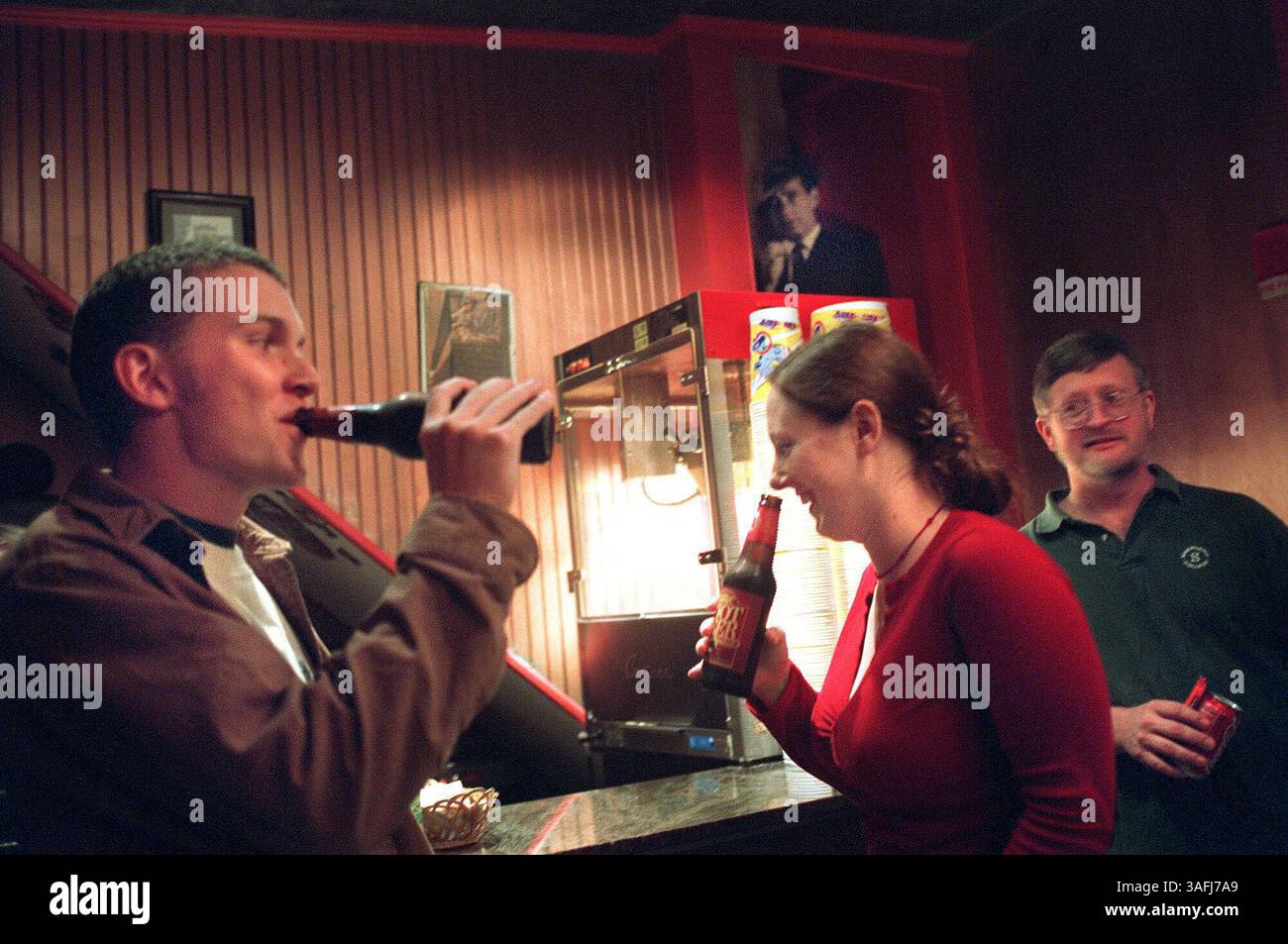 Dustin Smith, 20, und Kim Hart, 20, ehrt Studenten am Shepherd College, die ein Wurzelbier mit ihrem Professor Dr. Larry Daily vor ihrer wöchentlichen Filmvorführung im Opera House, Shepherdstowns einziges Theater, am Donnerstag, den 25. September 2003, teilen. Das Opera House Movie Theater in Shepherdstown, West Virginia, wurde 1909 erbaut und wurde von 1956 geschlossen, bis Rusty Berry es sanierte und 1992 für Geschäfte eröffnete. (Bild: Washington Times/ZUMAPRESS.com) Stockfoto