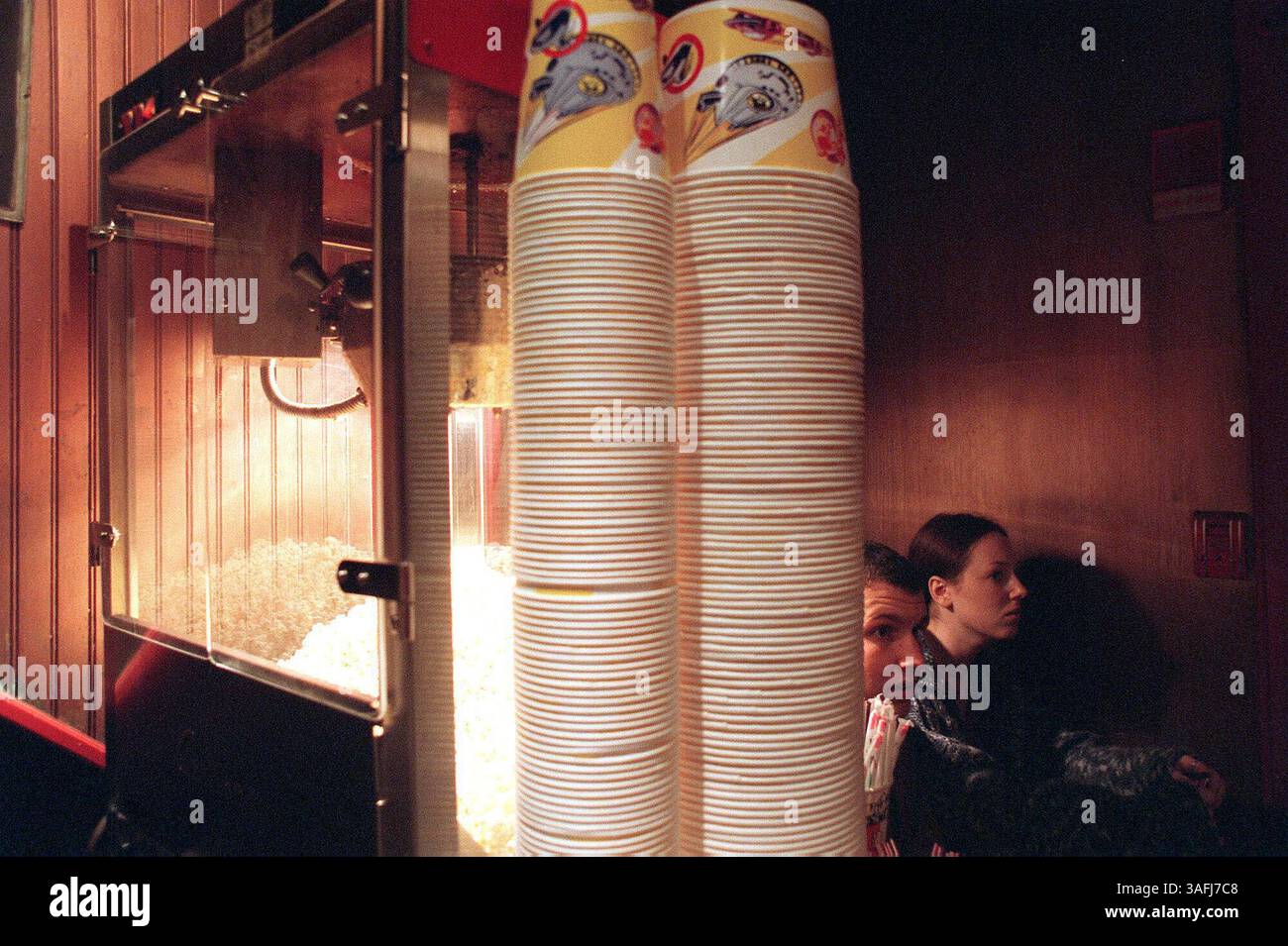 Dustin Smith, 20, und Kim Hart, 20, ehren Studenten am Shepherd College, warten auf ihre wöchentliche Filmvorführung im Opera House, Shepherdstowns einziges Theater, Donnerstag, den 25. September 2003. Das Opera House Movie Theater in Shepherdstown, West Virginia, wurde 1909 erbaut und wurde von 1956 geschlossen, bis Rusty Berry es sanierte und 1992 für Geschäfte eröffnete. (Bild: Washington Times/ZUMAPRESS.com) Stockfoto