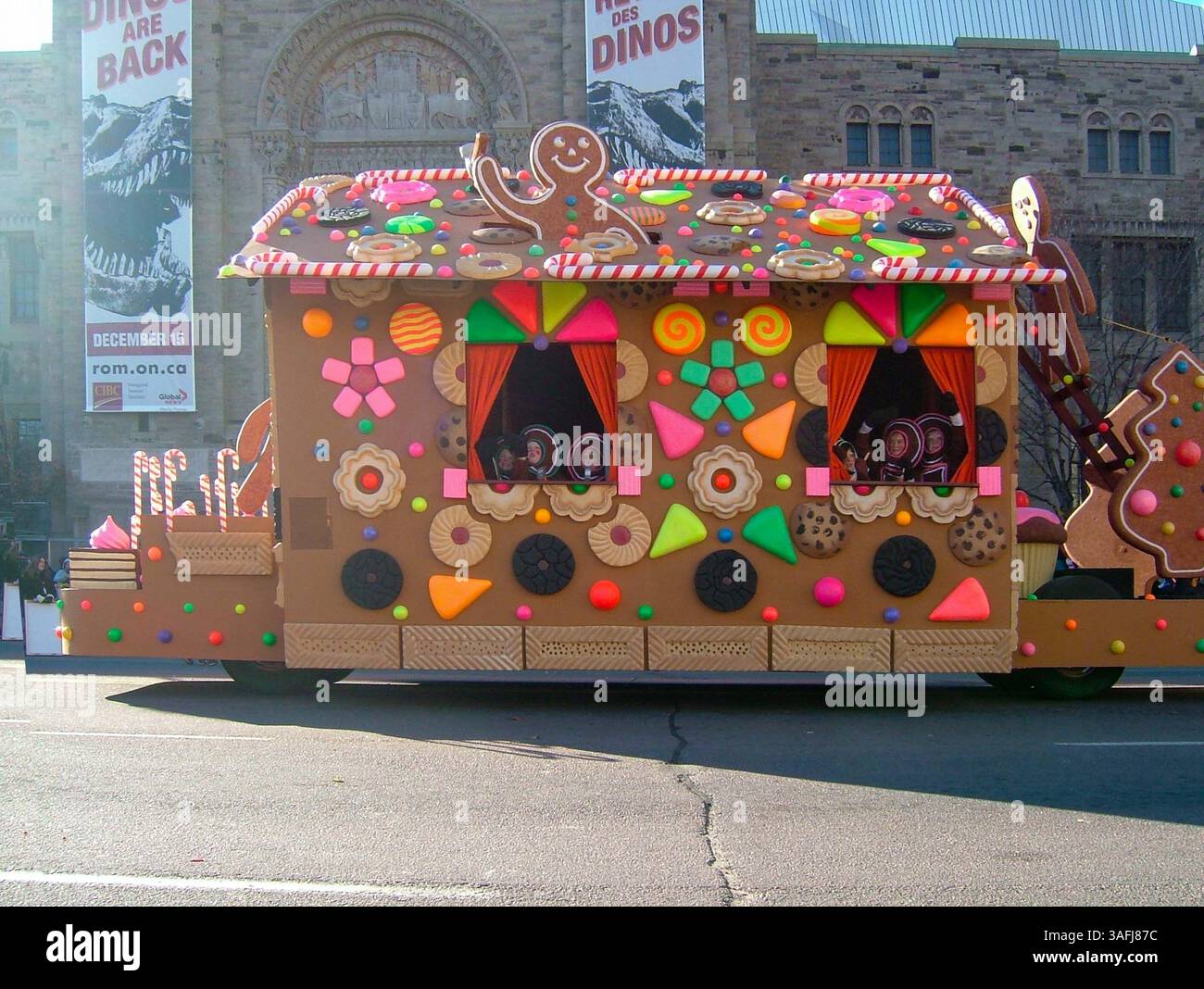 18. November 2007: Toronto, Ontario, Kanada: Santa Claus Parade mit Gingerbread House Float vor dem ROM Royal Ontario Museum im Queen's Park Stockfoto
